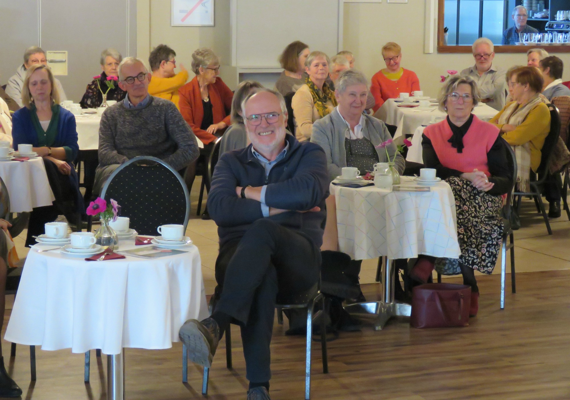 Vrijwilligersfeest Sint-Anna-ten-Drieënparochie 2023 - Taart en koffie - Geanimeerd optreden van troubadour Koen Dewulf met een collega muzikant - Sint-Anneke Centrum - Antwerpen Linkeroever