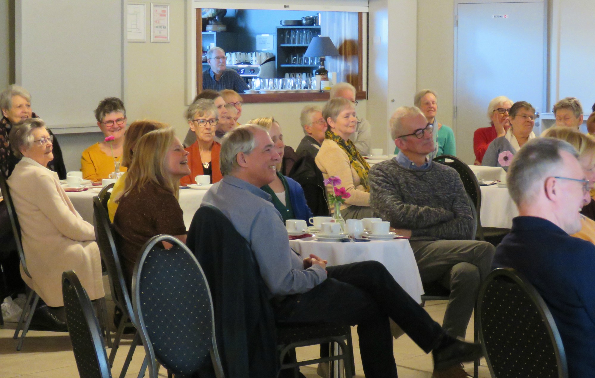 Vrijwilligersfeest Sint-Anna-ten-Drieënparochie 2023 - Taart en koffie - Geanimeerd optreden van troubadour Koen Dewulf met een collega muzikant - Sint-Anneke Centrum - Antwerpen Linkeroever