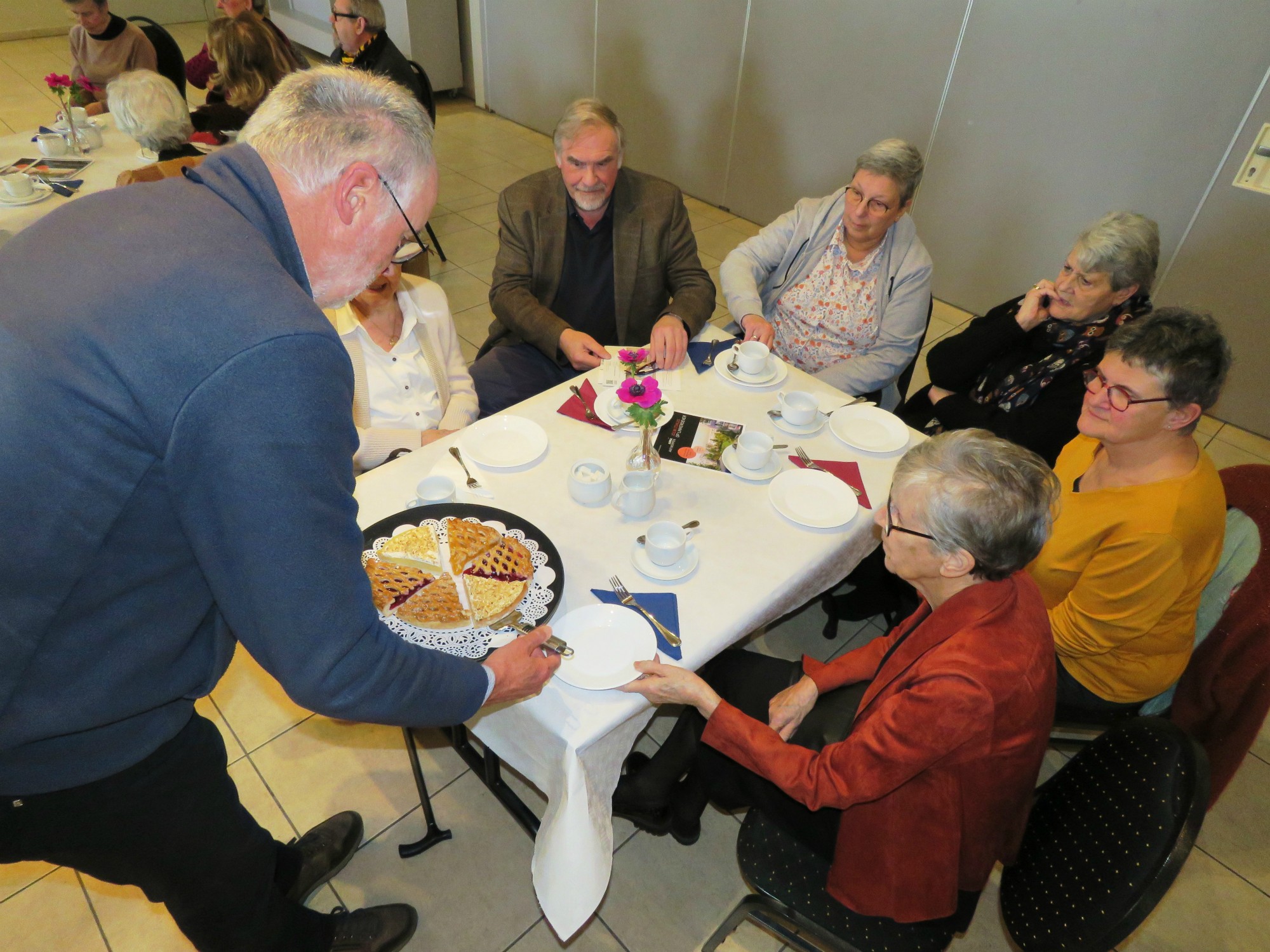 Vrijwilligersfeest Sint-Anna-ten-Drieënparochie 2023 - Met taart en koffie of thee