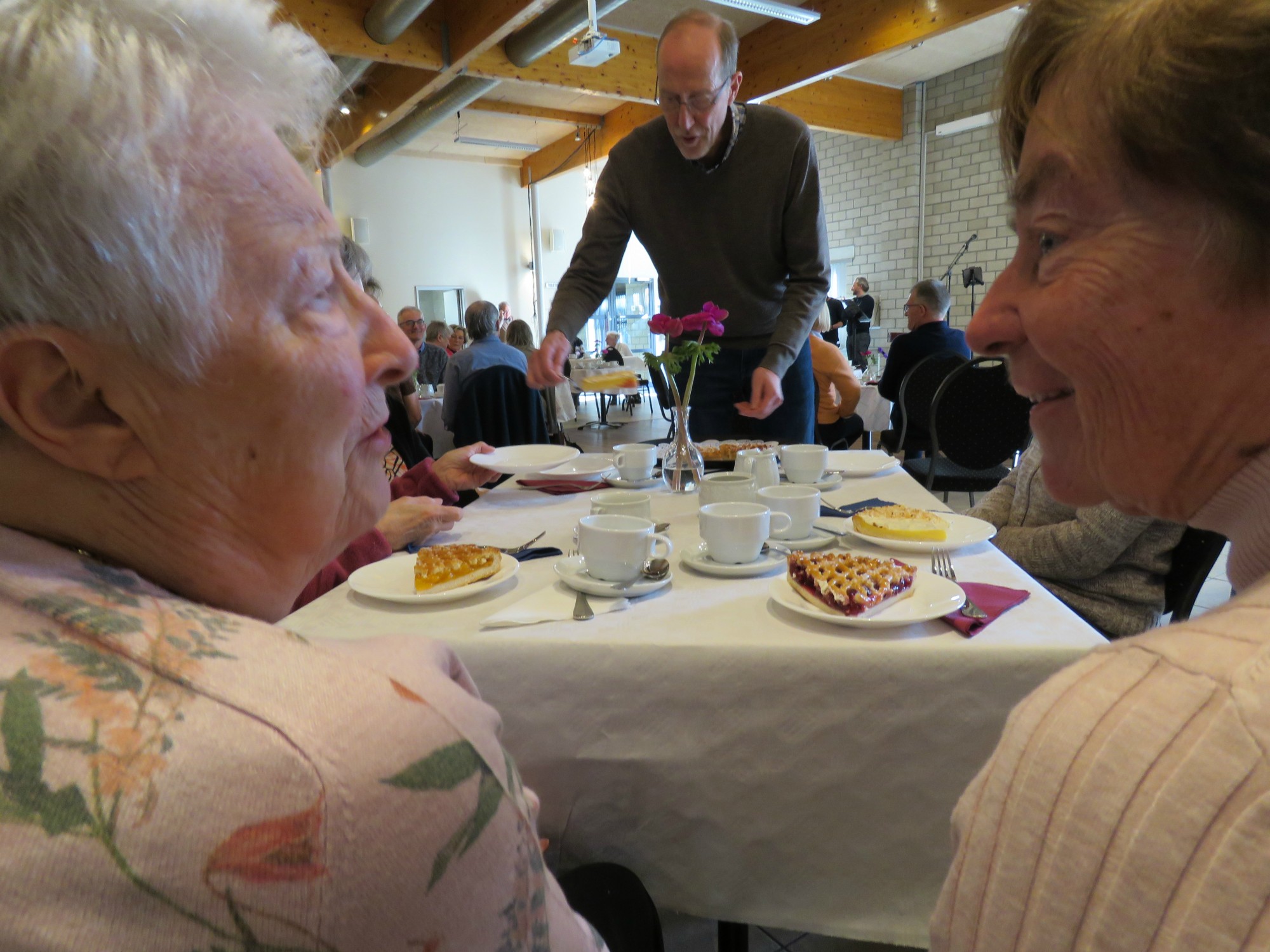 Vrijwilligersfeest Sint-Anna-ten-Drieënparochie 2023 - Taart en koffie - Geanimeerd optreden van troubadour Koen Dewulf met een collega muzikant - Sint-Anneke Centrum - Antwerpen Linkeroever
