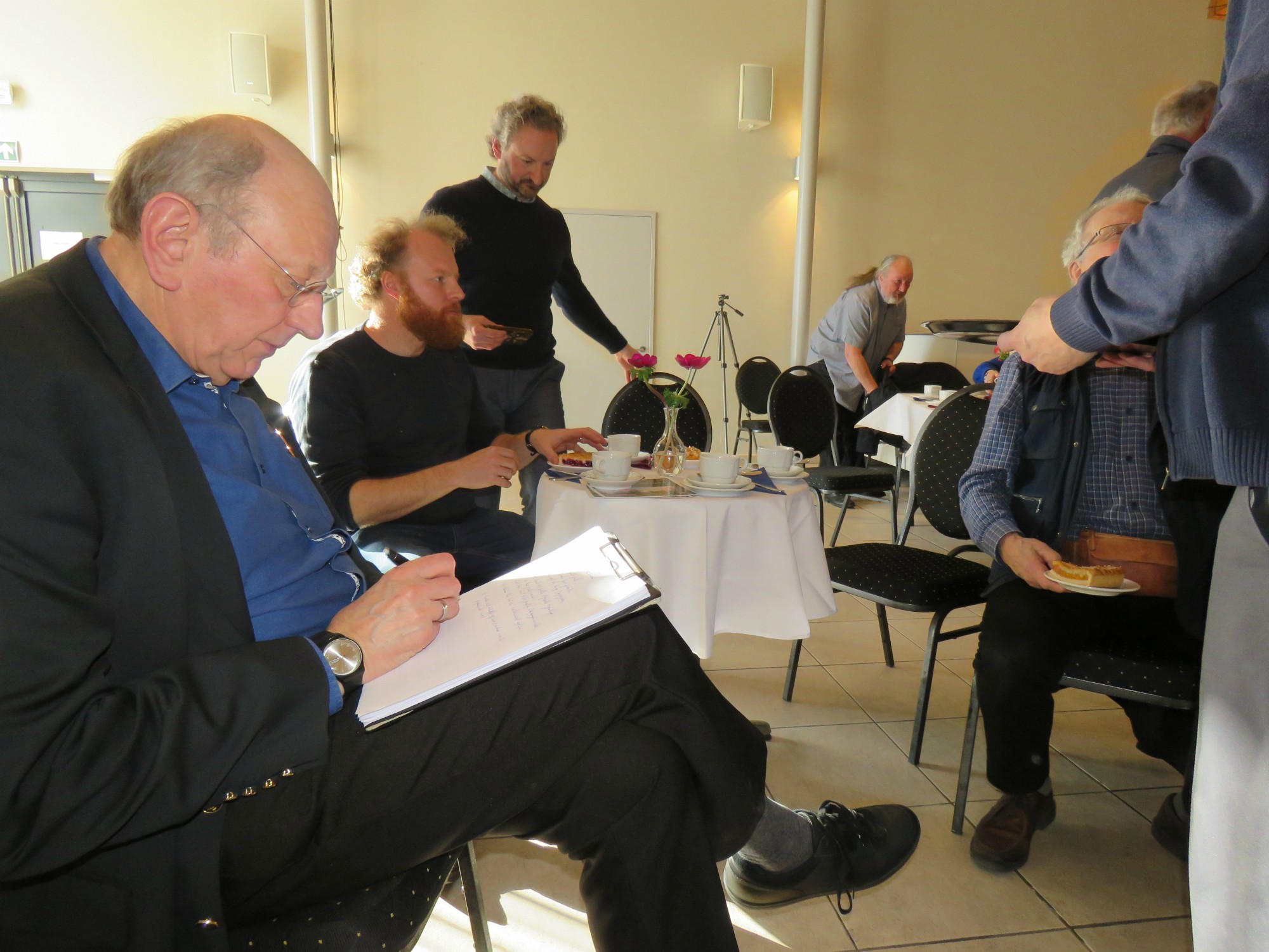Vrijwilligersfeest Sint-Anna-ten-Drieënparochie 2023 - Taart en koffie - Geanimeerd optreden van troubadour Koen Dewulf met een collega muzikant - Sint-Anneke Centrum - Antwerpen Linkeroever