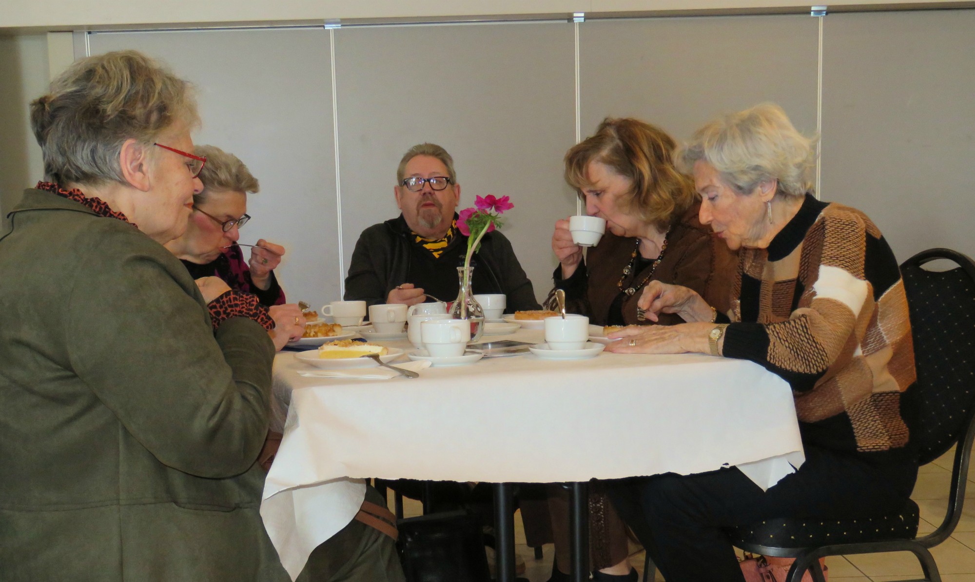 Vrijwilligersfeest Sint-Anna-ten-Drieënparochie 2023 - Taart en koffie - Geanimeerd optreden van troubadour Koen Dewulf met een collega muzikant - Sint-Anneke Centrum - Antwerpen Linkeroever