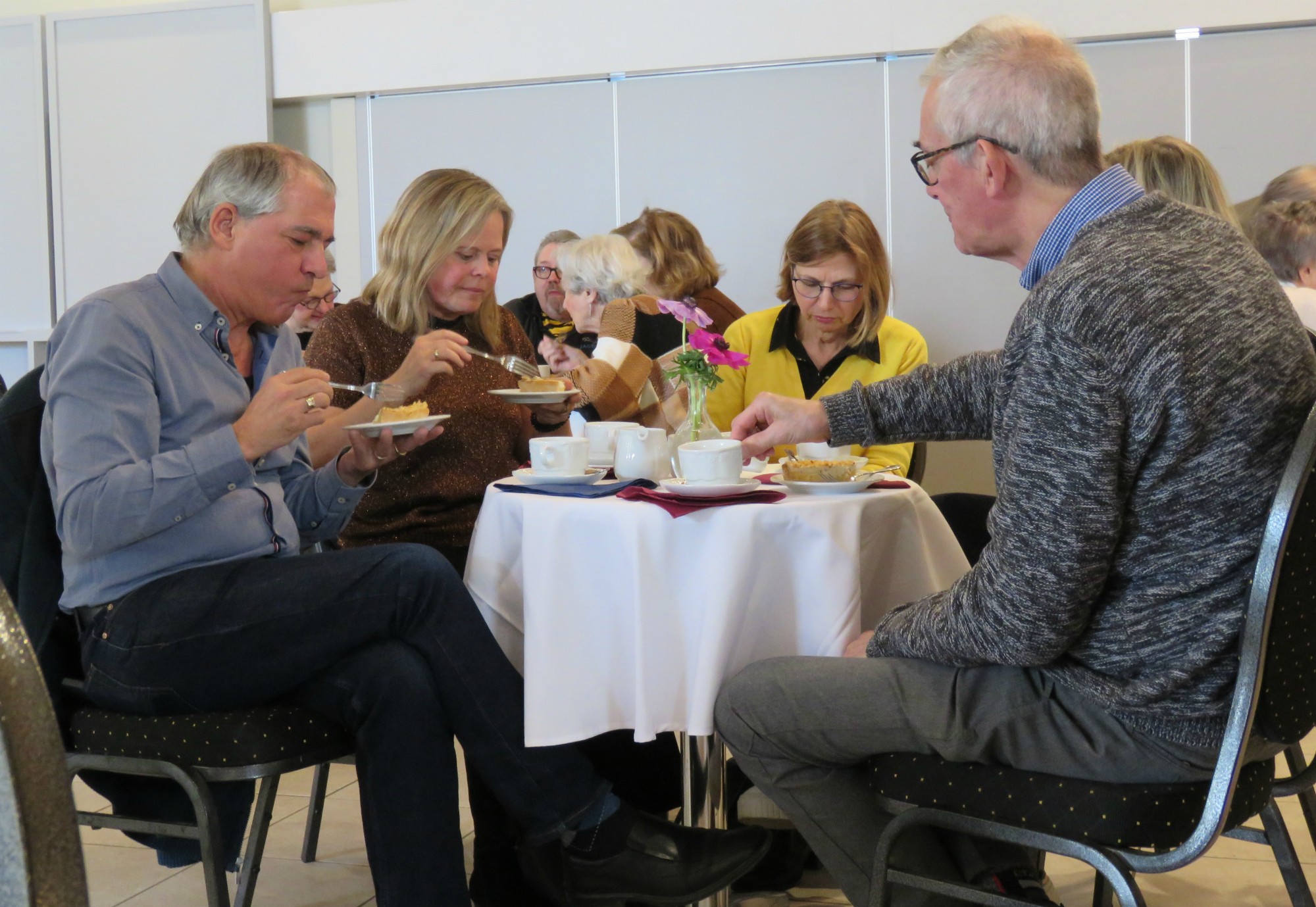 Vrijwilligersfeest Sint-Anna-ten-Drieënparochie 2023 - Taart en koffie - Geanimeerd optreden van troubadour Koen Dewulf met een collega muzikant - Sint-Anneke Centrum - Antwerpen Linkeroever