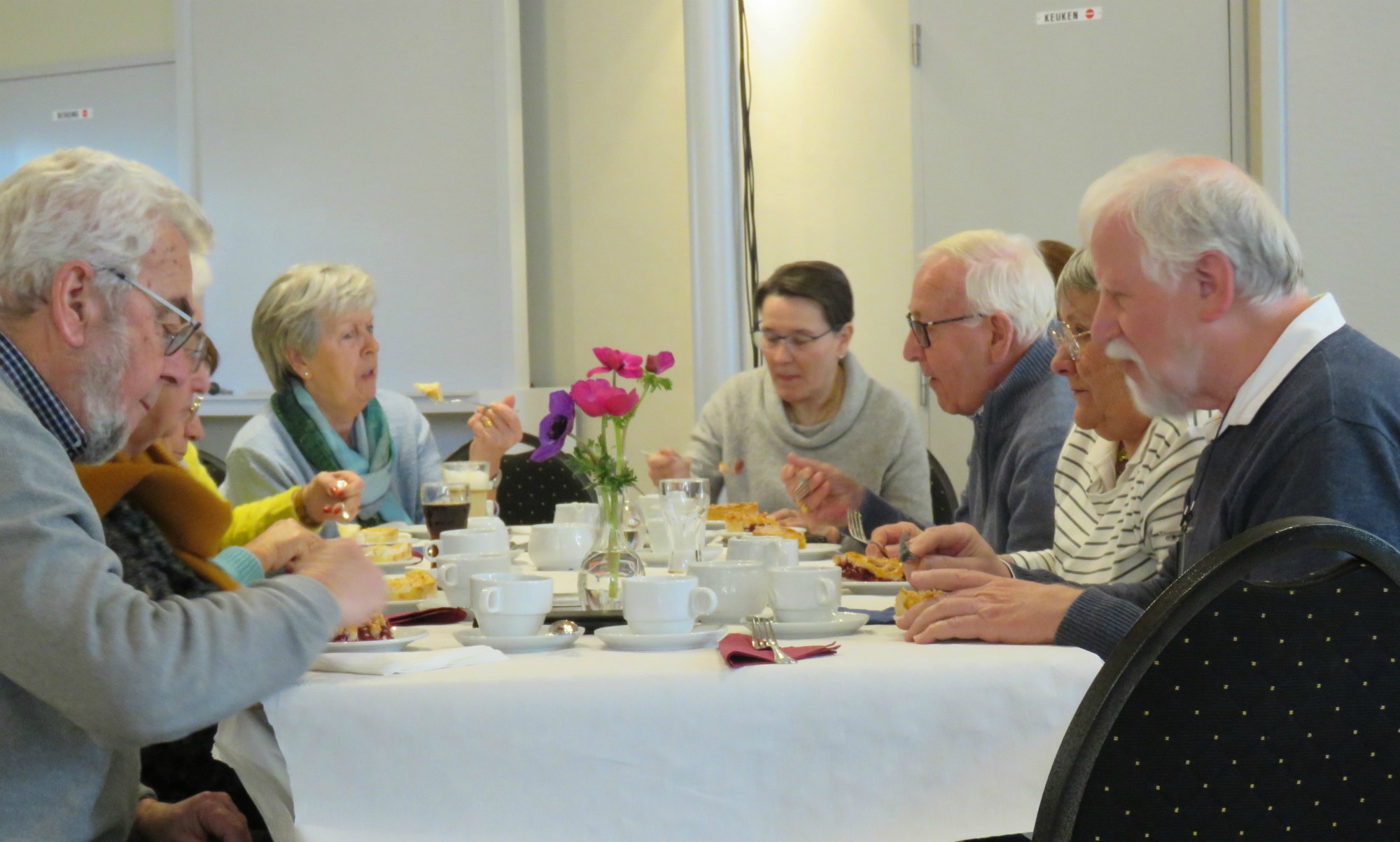 Vrijwilligersfeest Sint-Anna-ten-Drieënparochie 2023 - Taart en koffie - Geanimeerd optreden van troubadour Koen Dewulf met een collega muzikant - Sint-Anneke Centrum - Antwerpen Linkeroever