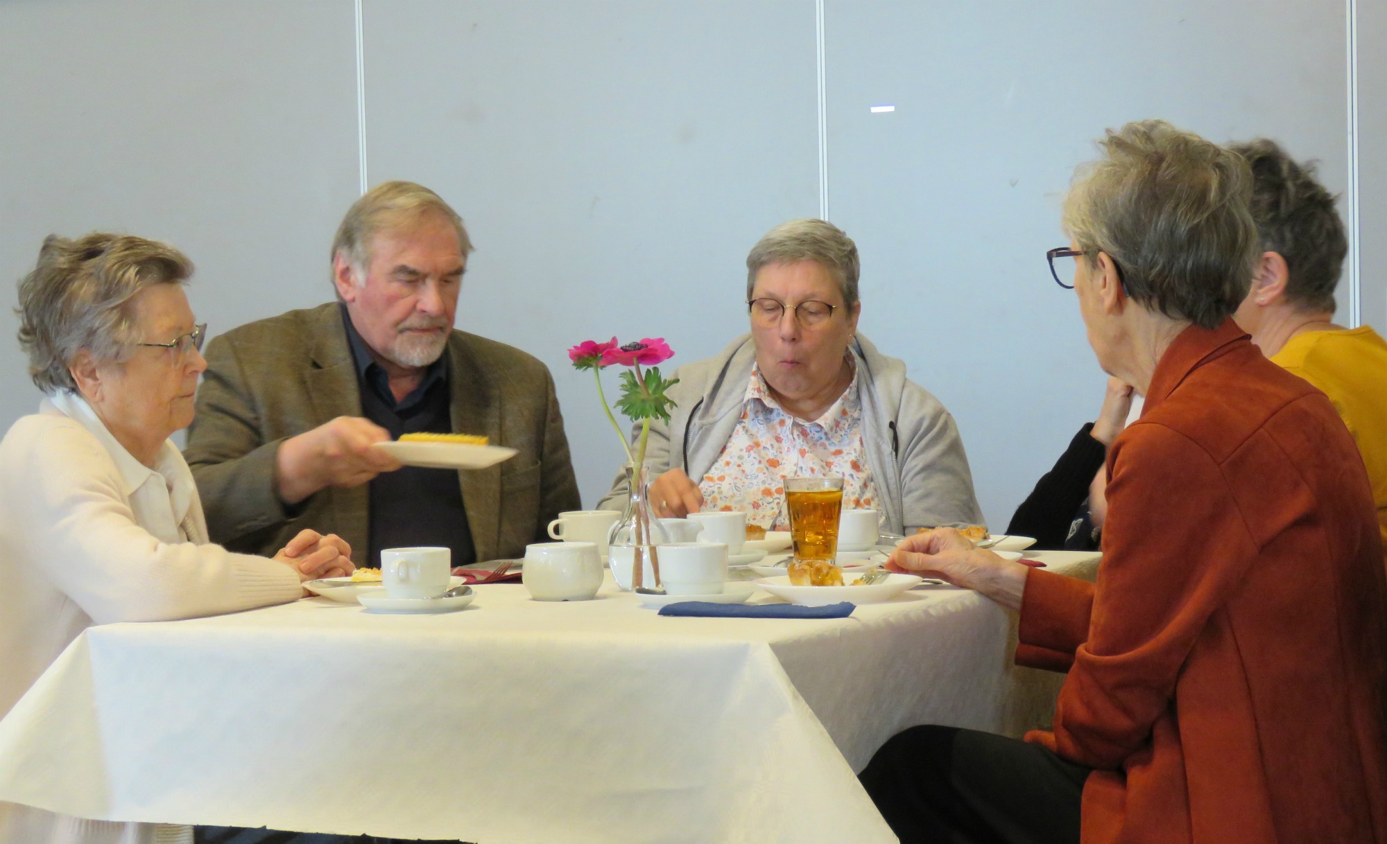 Vrijwilligersfeest Sint-Anna-ten-Drieënparochie 2023 - Taart en koffie - Geanimeerd optreden van troubadour Koen Dewulf met een collega muzikant - Sint-Anneke Centrum - Antwerpen Linkeroever