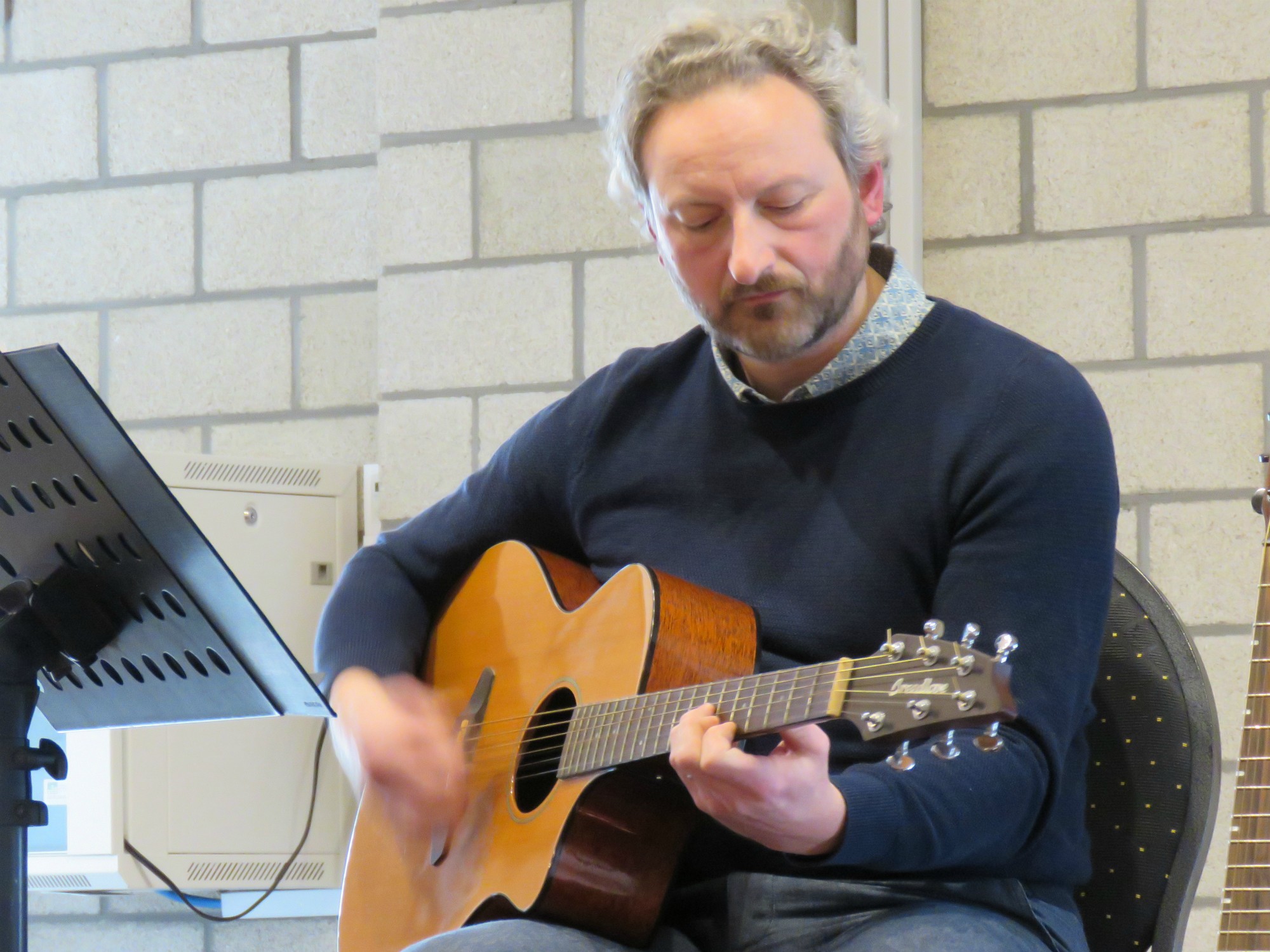 Vrijwilligersfeest Sint-Anna-ten-Drieënparochie 2023 - Taart en koffie - Geanimeerd optreden van troubadour Koen Dewulf met een collega muzikant - Sint-Anneke Centrum - Antwerpen Linkeroever