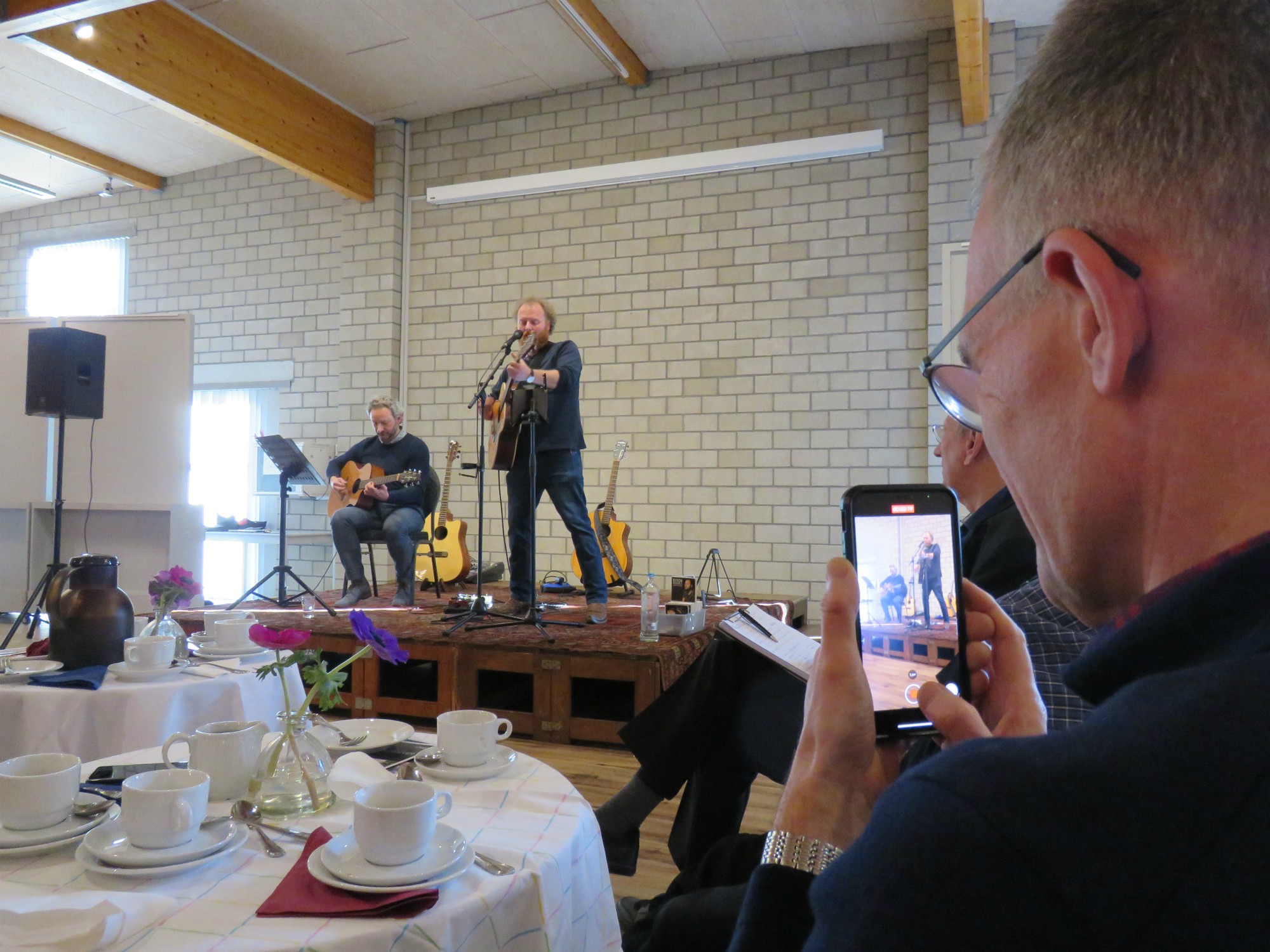 Deel twee van de liedjes door troubadour Koen Dewulf met een collega muzikant, ook met gekende liedjes