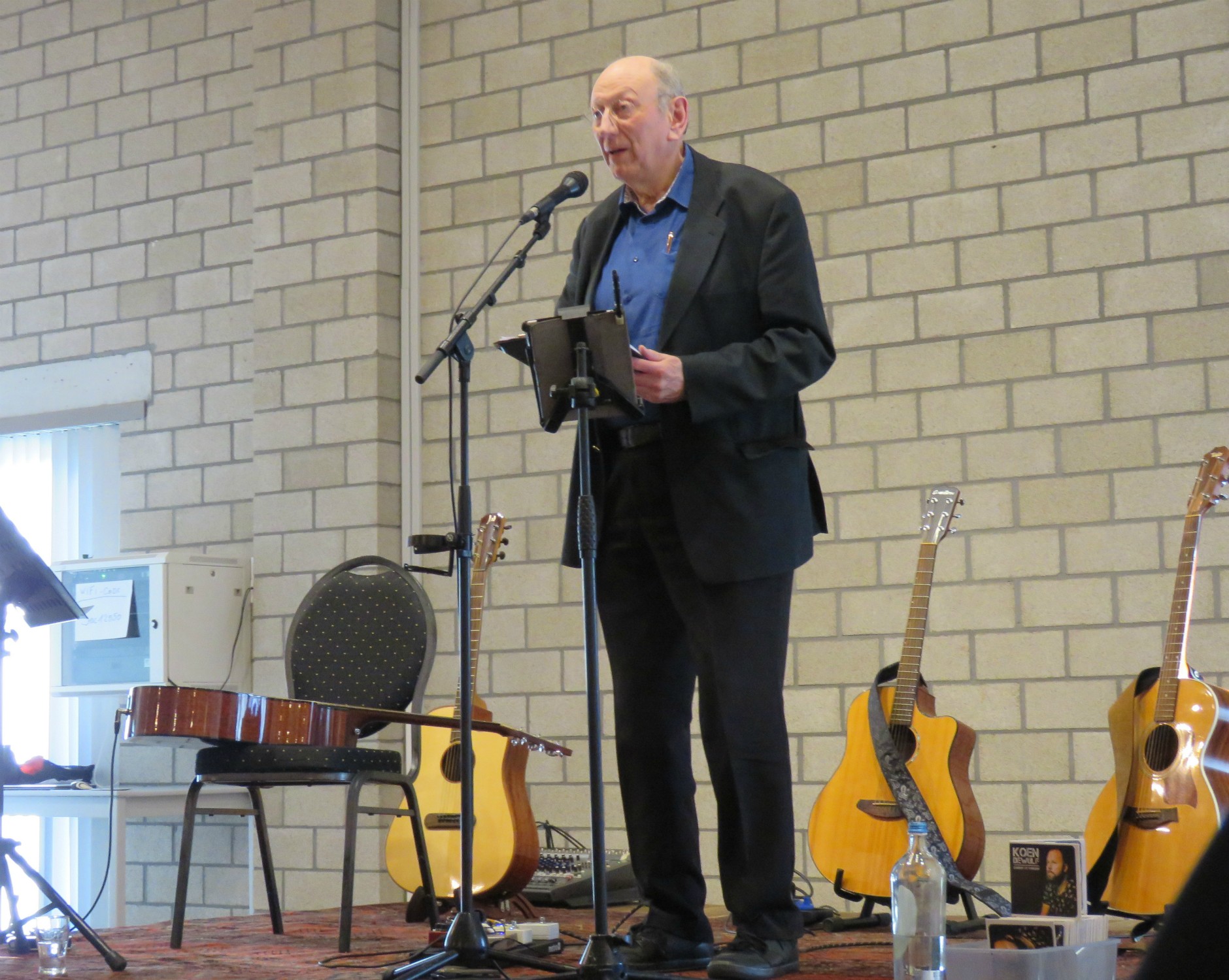 Vrijwilligersfeest Sint-Anna-ten-Drieënparochie 2023 - Taart en koffie - Geanimeerd optreden van troubadour Koen Dewulf met een collega muzikant - Sint-Anneke Centrum - Antwerpen Linkeroever