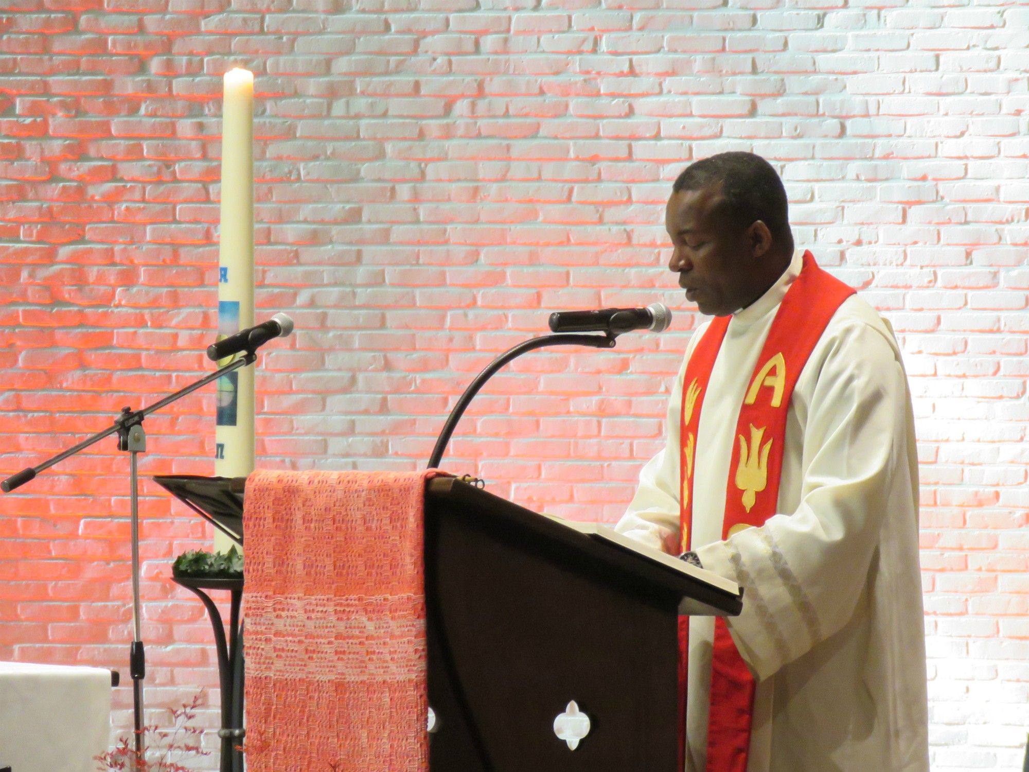 Vormsel 2023 - Evangelie door vicaris Emmanuel Ikeobi - Sint-Anna-ten-Drieënparochie, Antwerpen Linkeroever