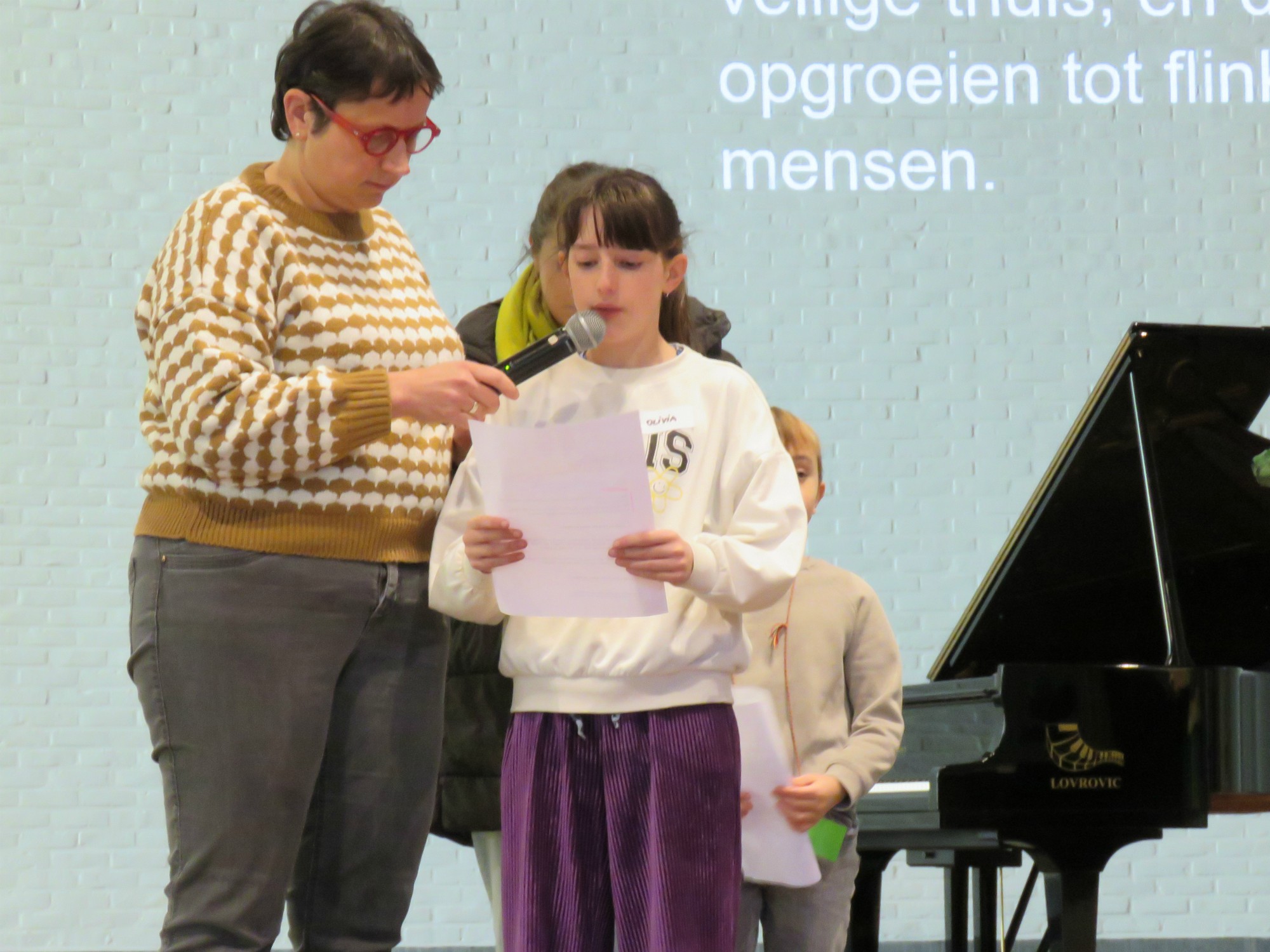 Wegwijzerviering - Gebedsintenties door een vormeling, eerste communicant en een moeder van een dopeling