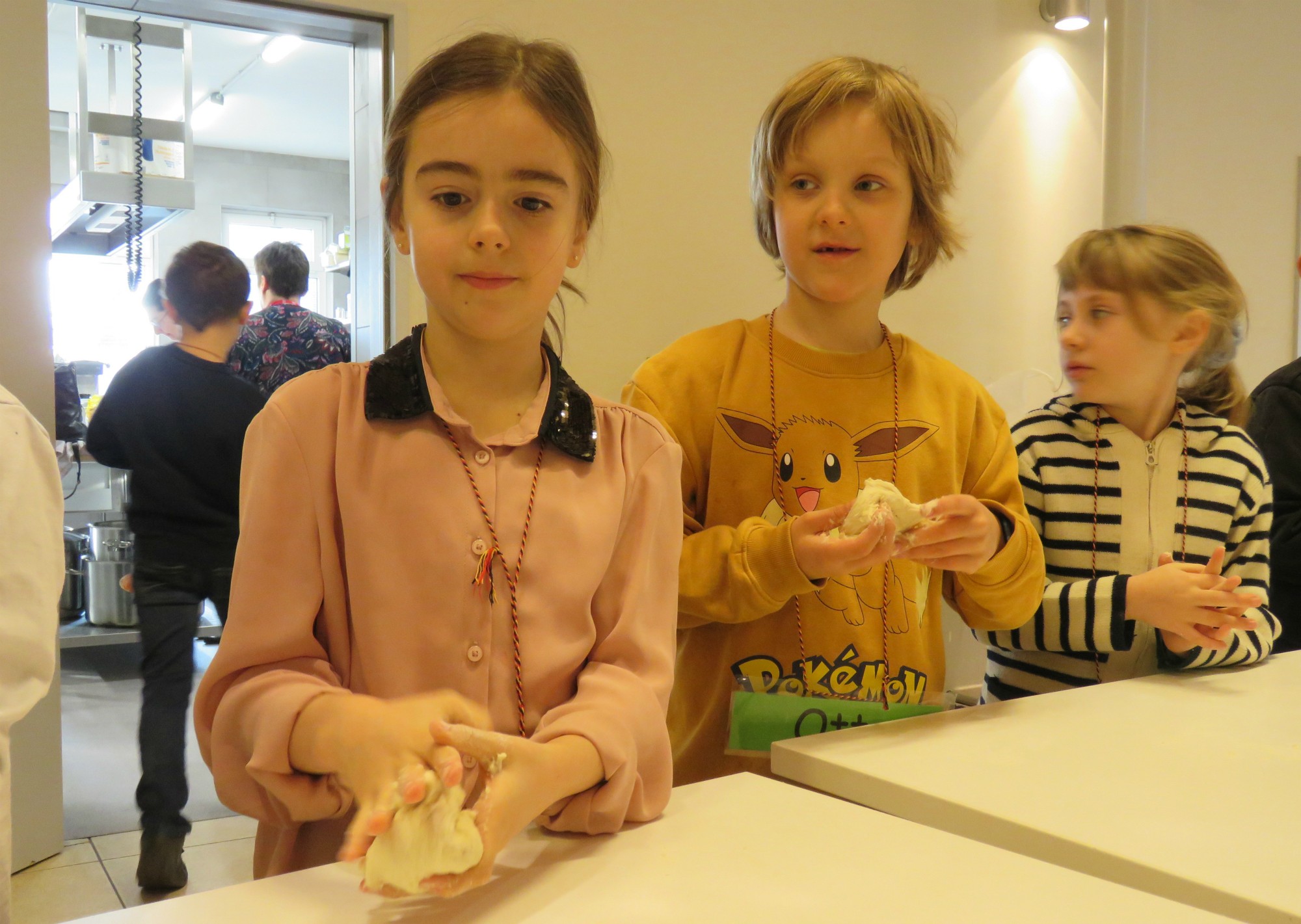 Het vriendschapsbrood werd vakkundig gekneed door de eerste communicanten
