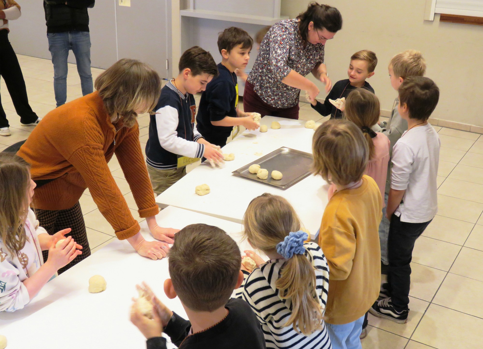 Het vriendschapsbrood werd vakkundig gekneed door de eerste communicanten