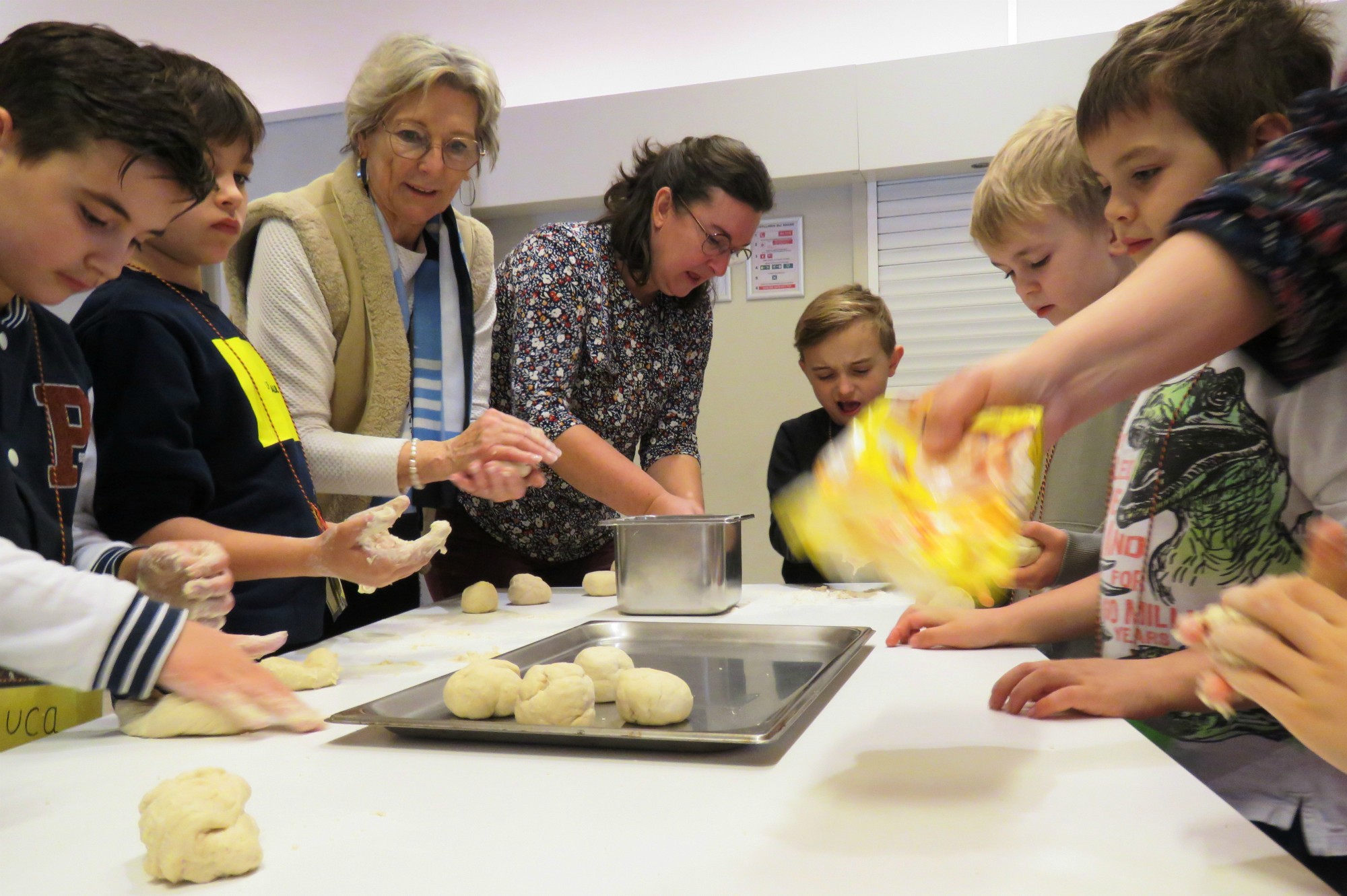 Het vriendschapsbrood werd vakkundig gekneed door de eerste communicanten