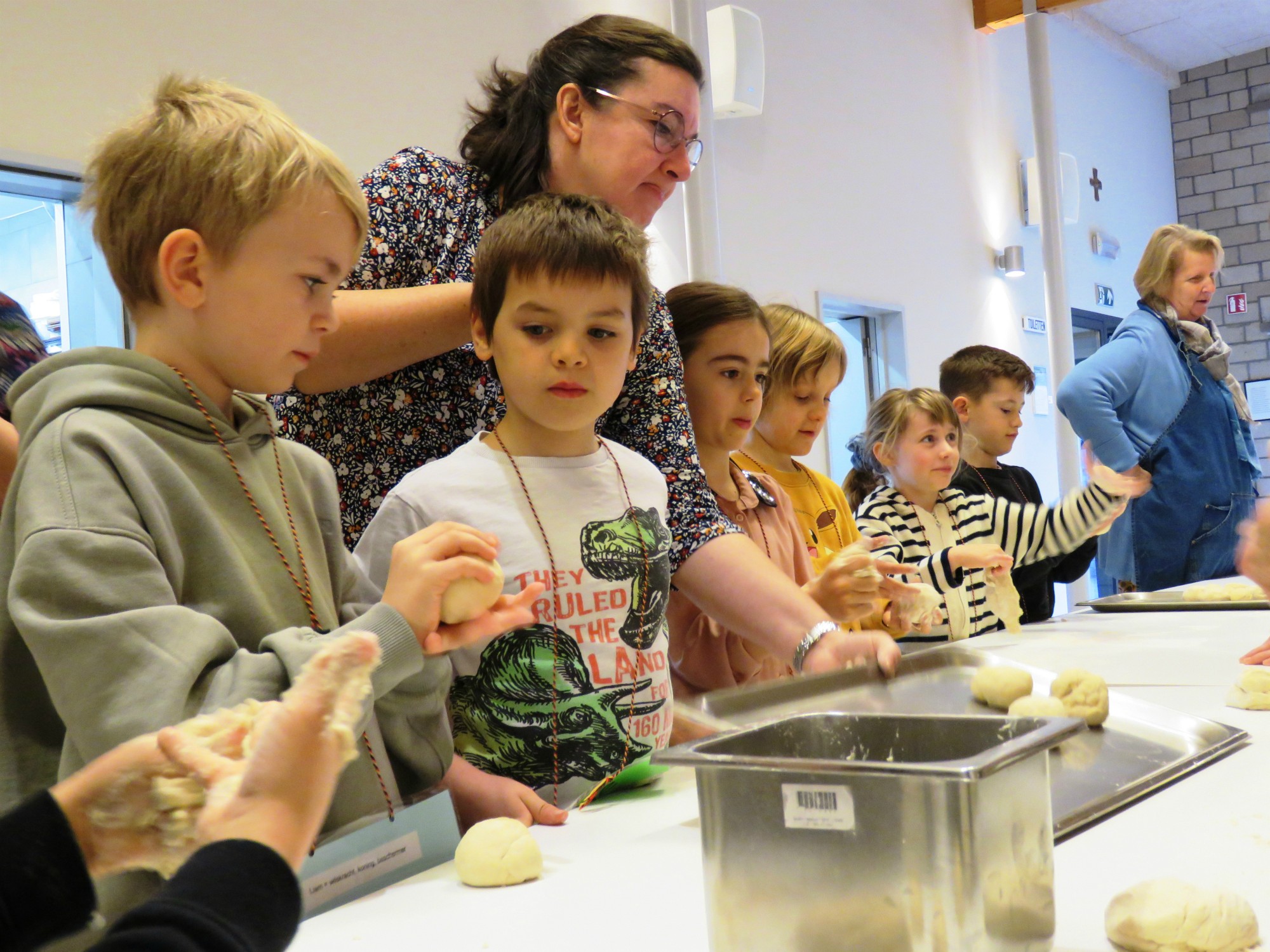 Het vriendschapsbrood werd vakkundig gekneed door de eerste communicanten