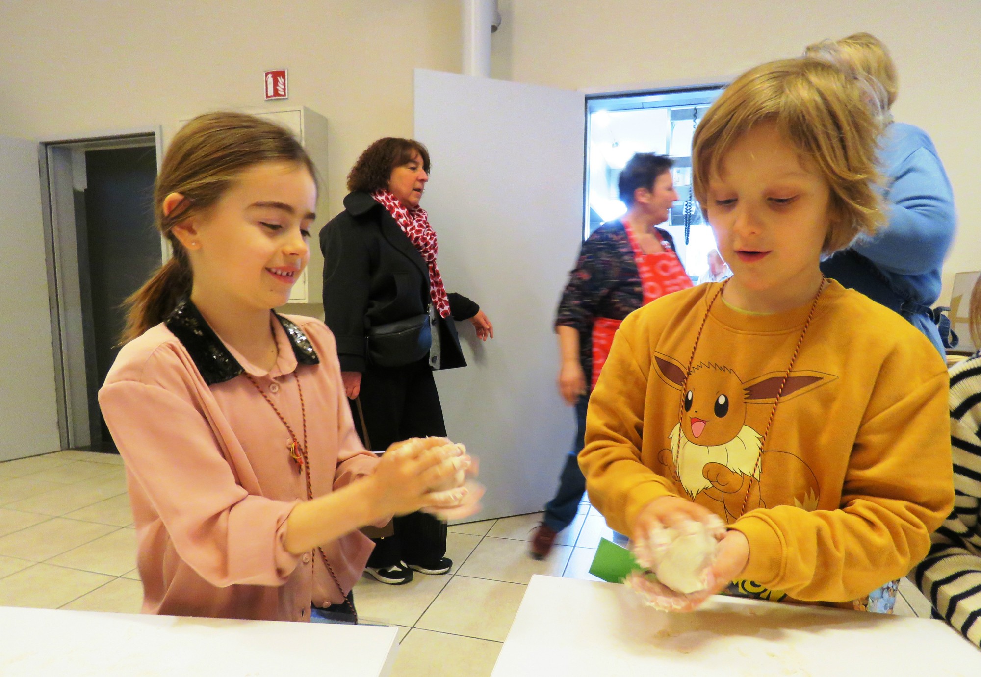 Het vriendschapsbrood werd vakkundig gekneed door de eerste communicanten