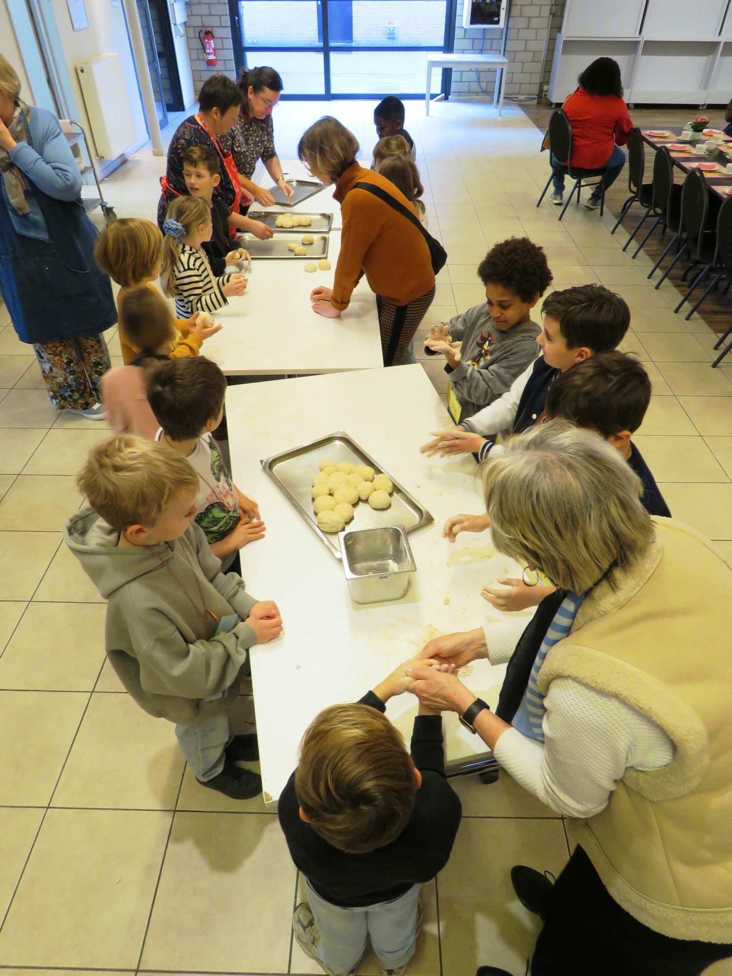 Het vriendschapsbrood werd vakkundig gekneed door de eerste communicanten