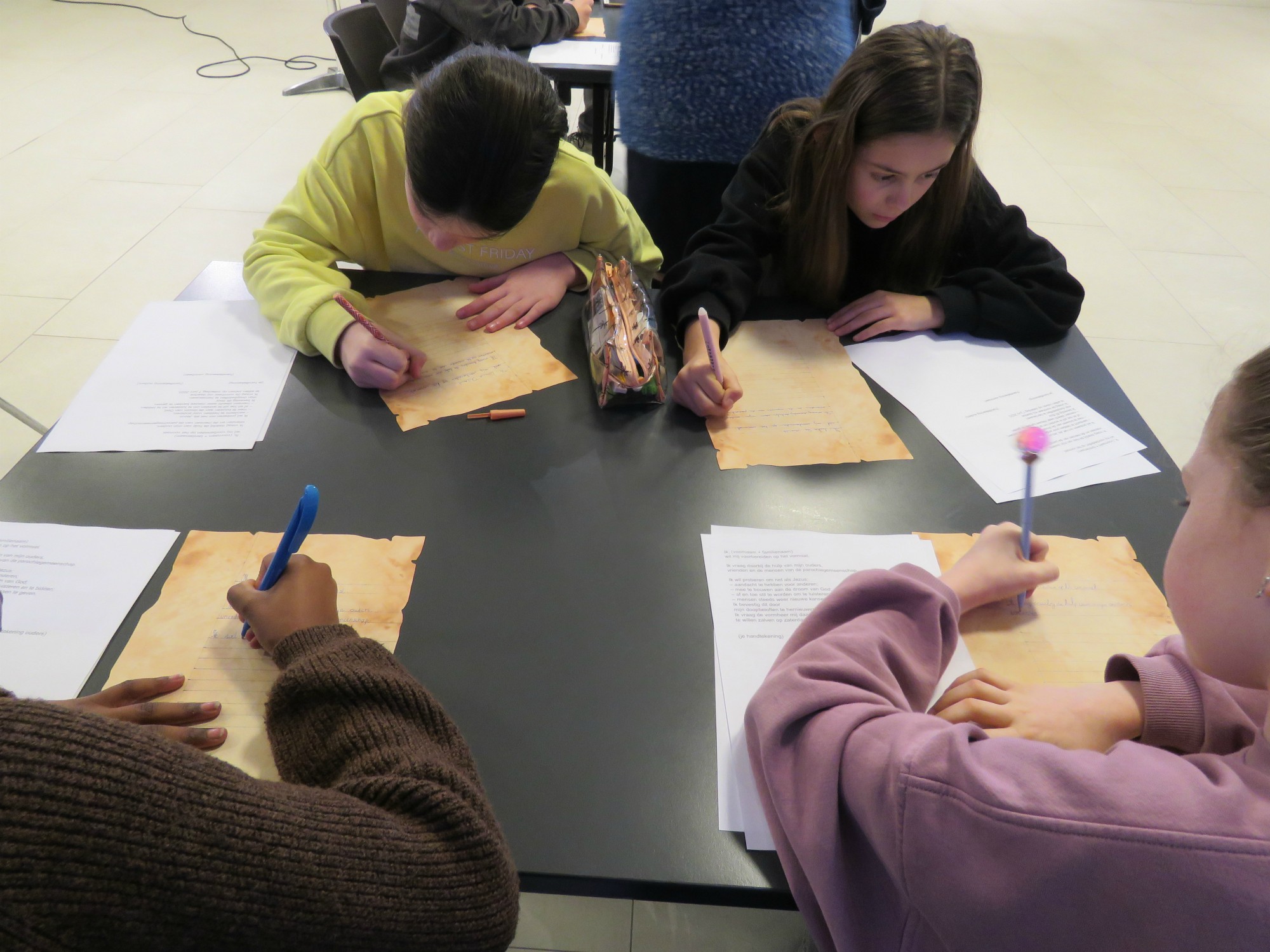 Catechesemoment 5 - In hun mooie handschrift wordt de charter geschreven