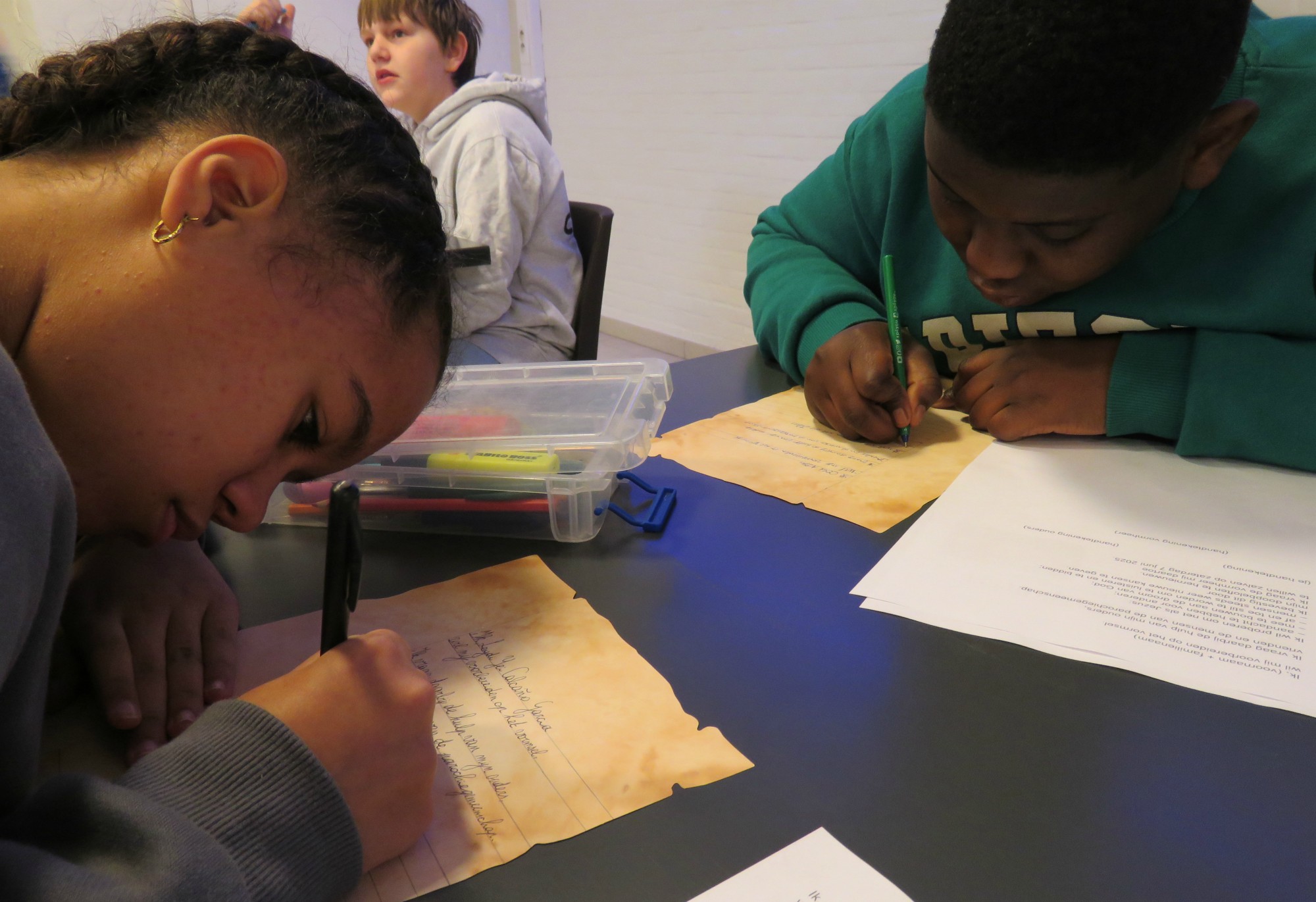 Catechesemoment 5 - In hun mooie handschrift wordt de charter geschreven