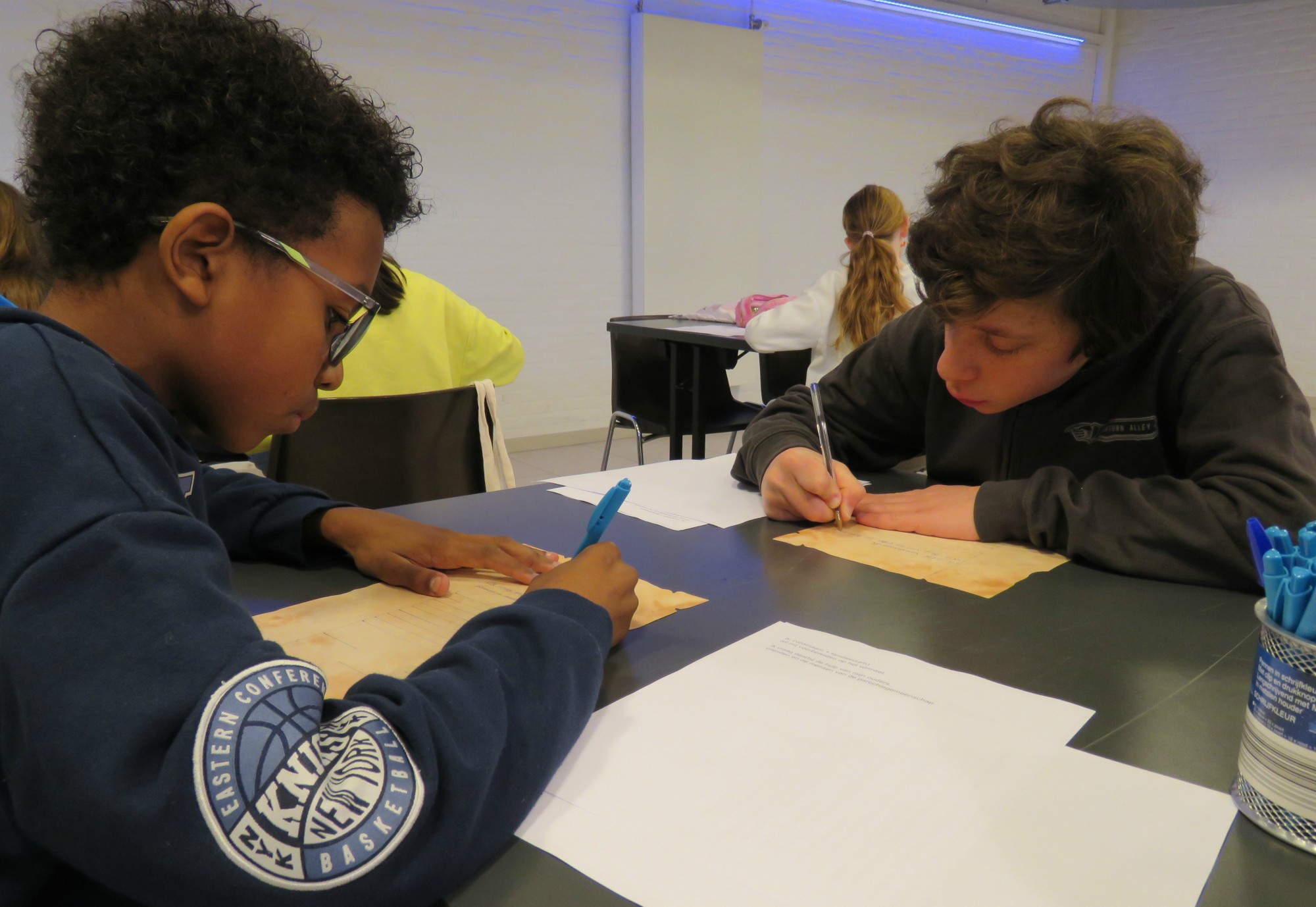 Catechesemoment 5 - In hun mooie handschrift wordt de charter geschreven