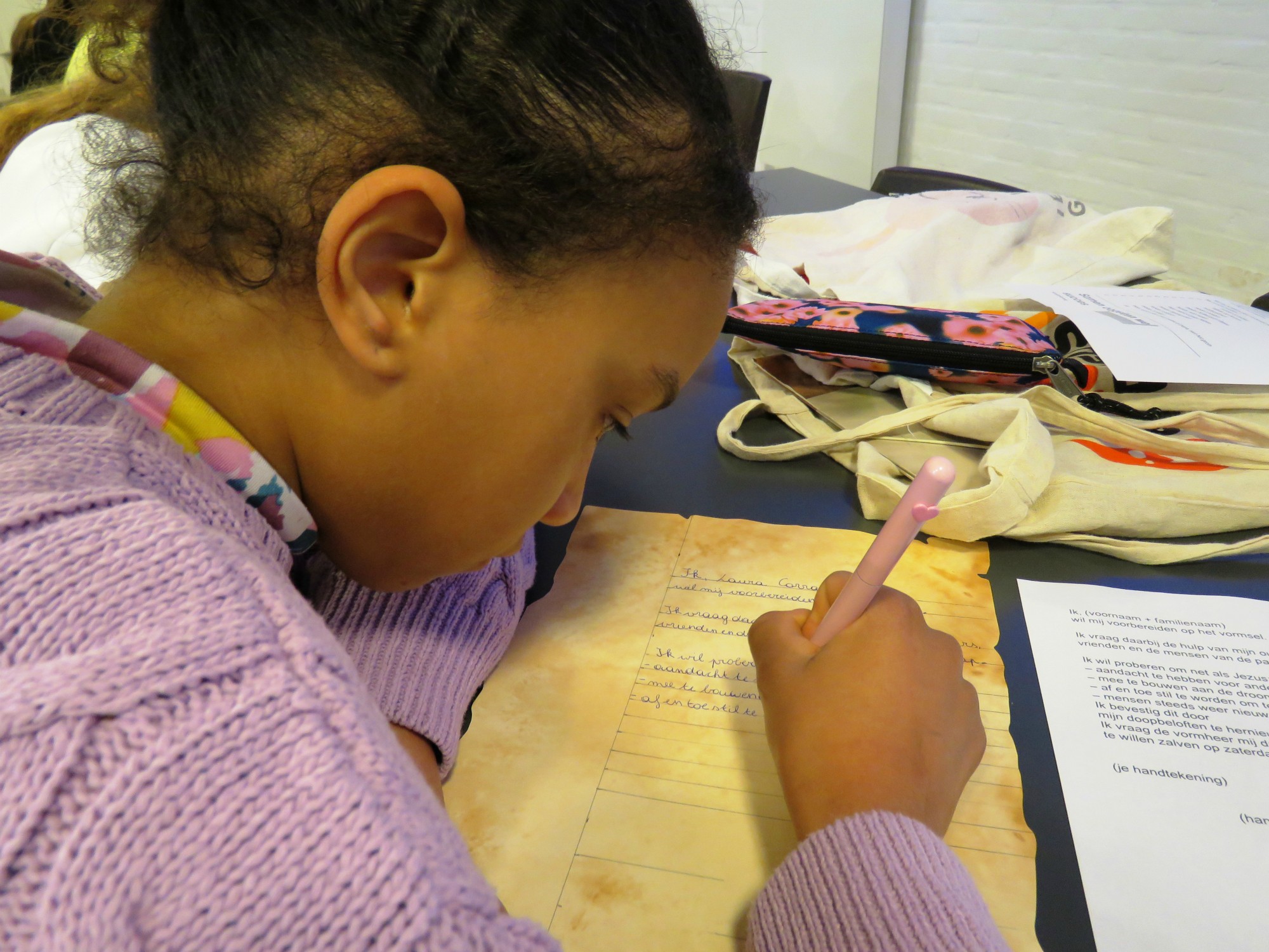 Catechesemoment 5 - In hun mooie handschrift wordt de charter geschreven