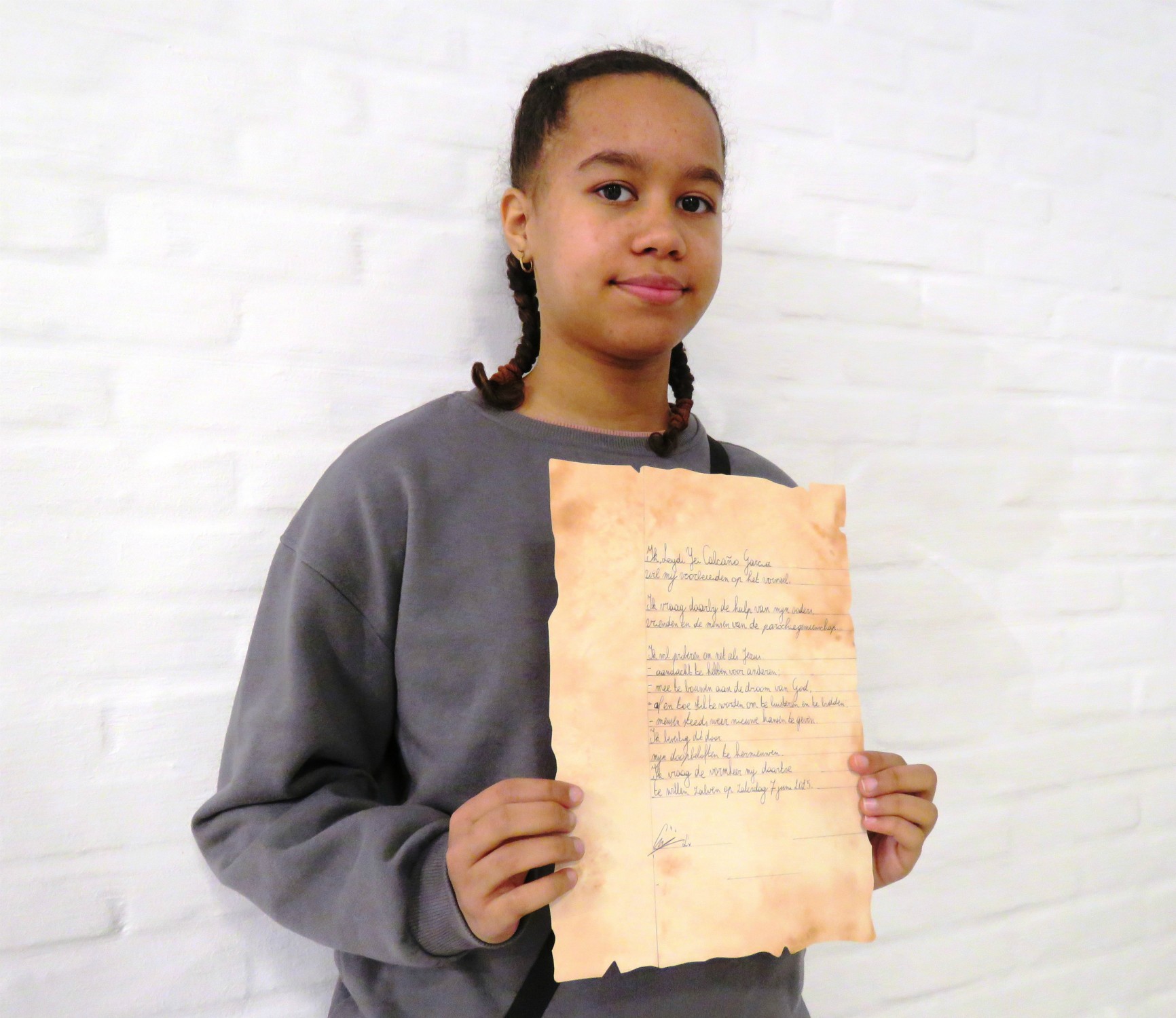 Catechesemoment 5 - De charter wordt fier getoond. Het is iets unieks