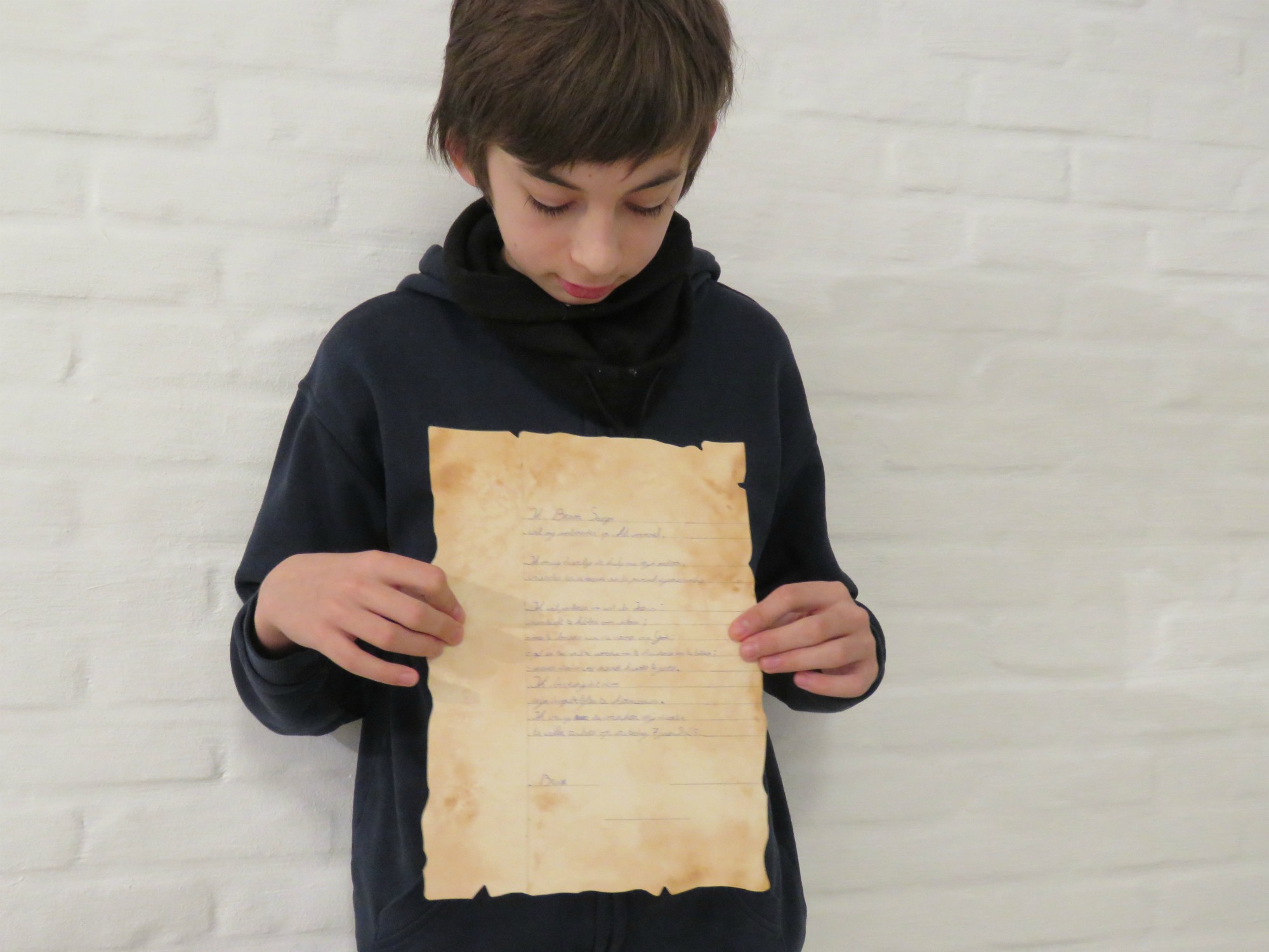 Catechesemoment 5 - De charter wordt fier getoond. Het is iets unieks