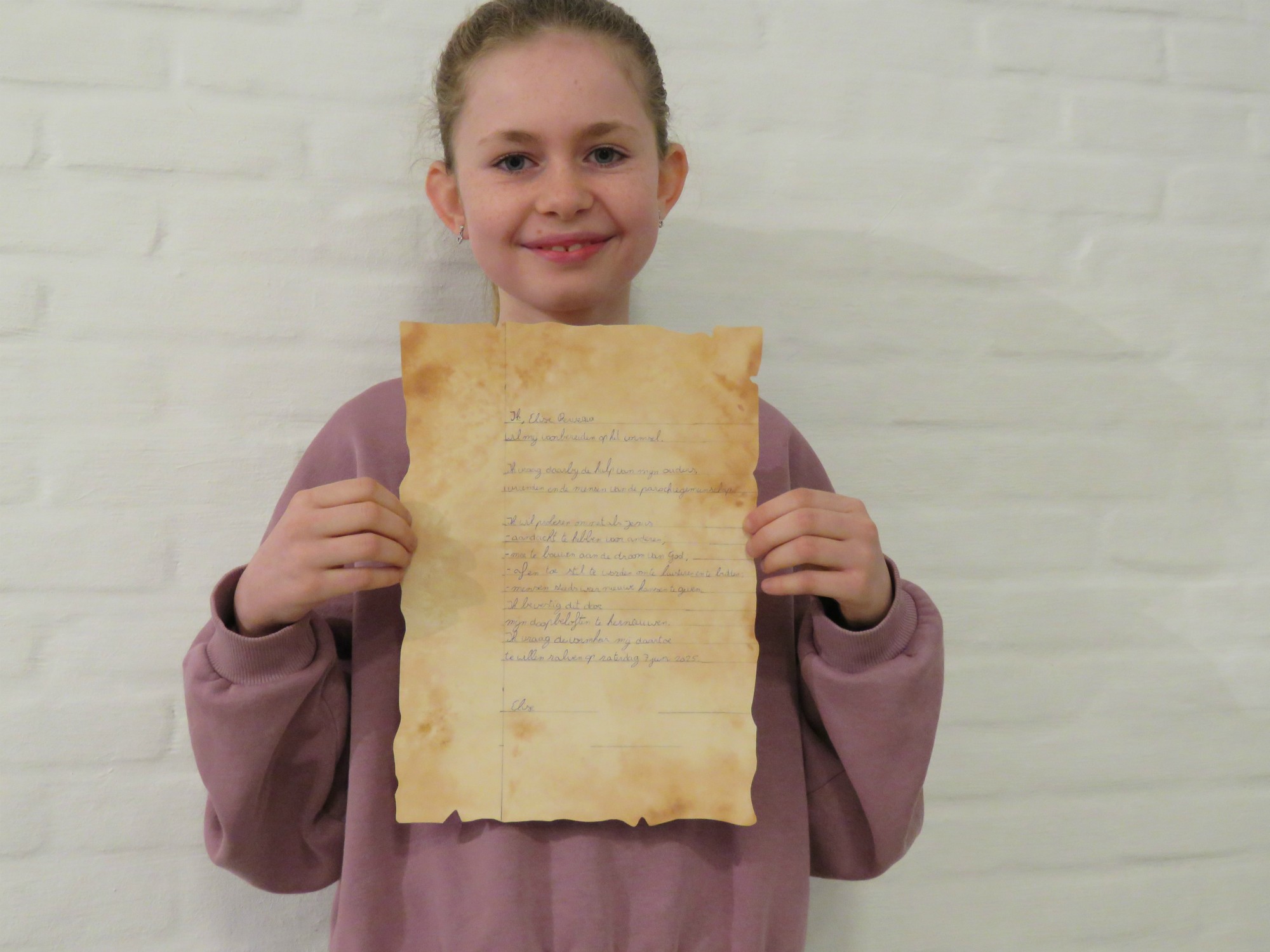 Catechesemoment 5 - De charter wordt fier getoond. Het is iets unieks