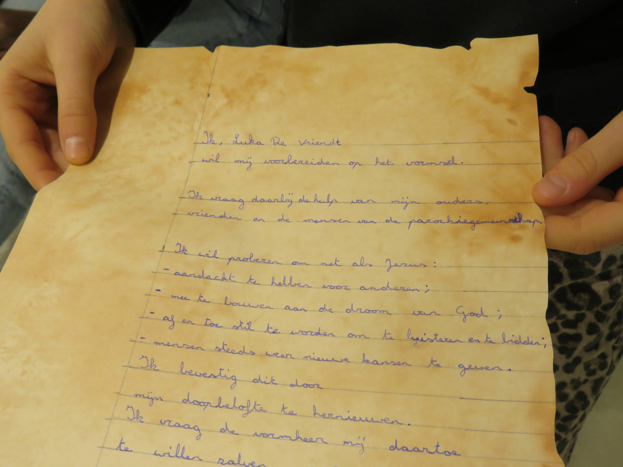 Catechesemoment 5 - De charter wordt fier getoond. Het is iets unieks