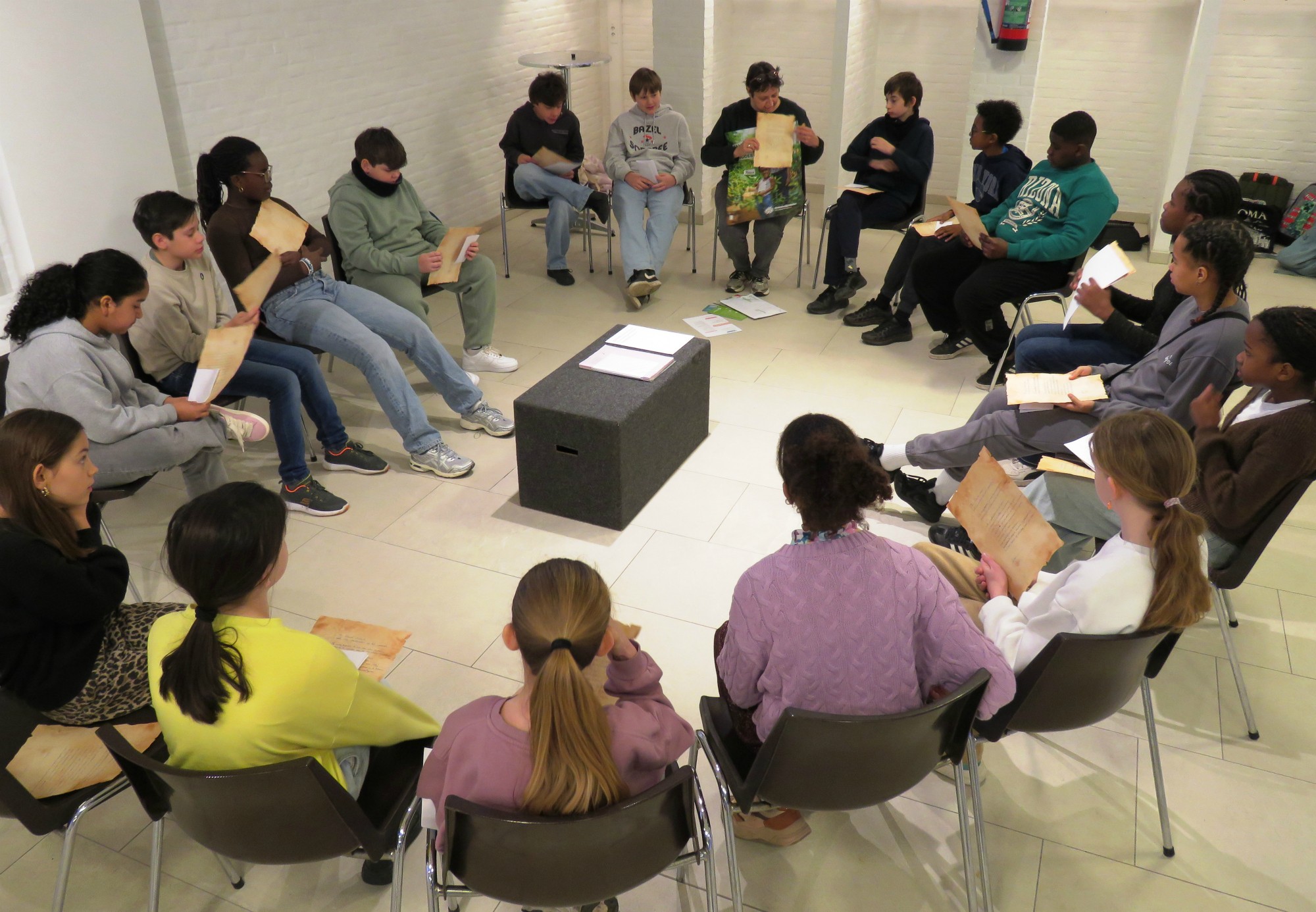 Catechesemoment 5 - Er wordt gewerkt rondom Broederlijk Delen, en de ouders stromen binnen