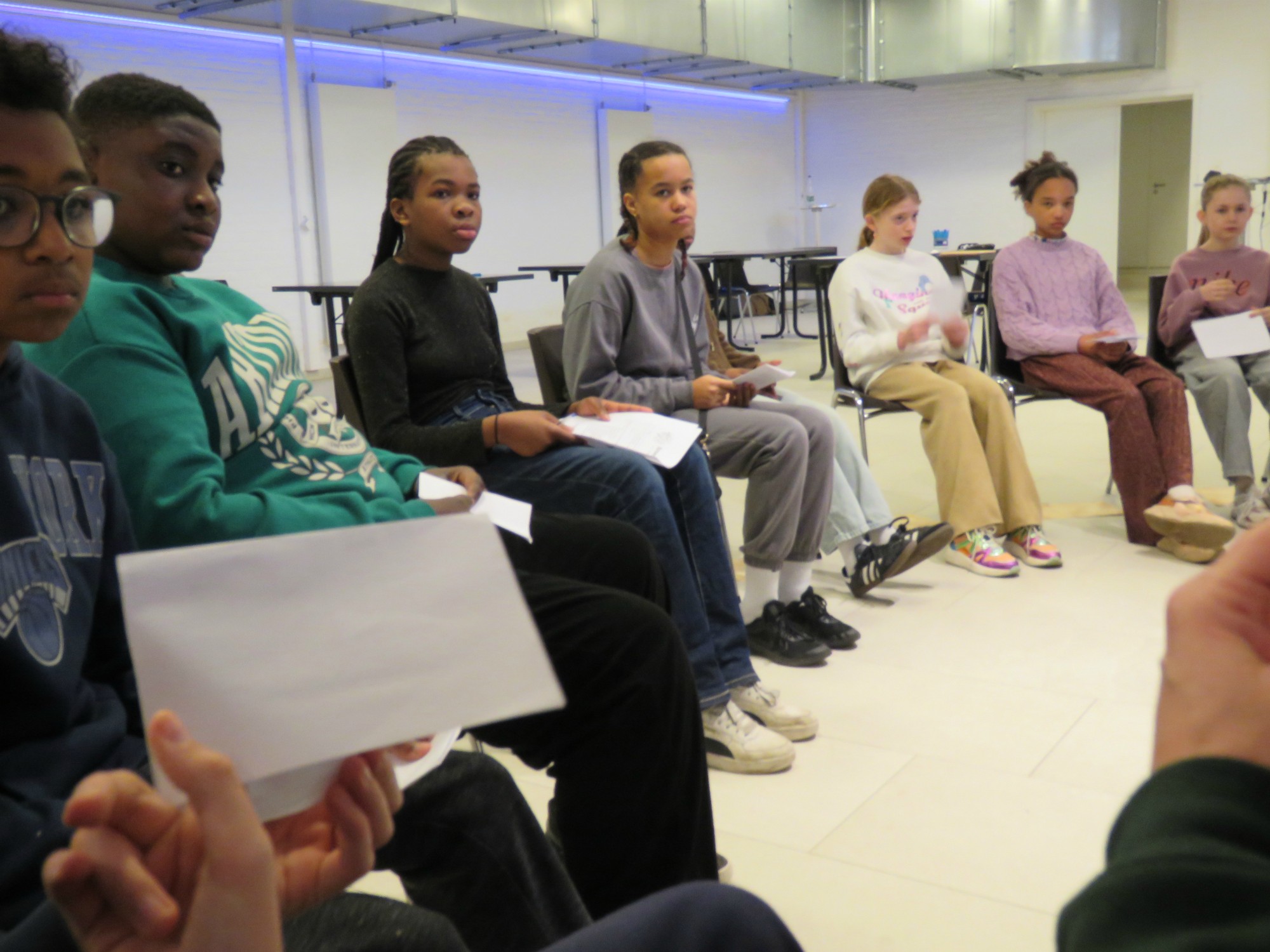 Catechesemoment 5 - Er wordt gewerkt rondom Broederlijk Delen, en de ouders stromen binnen