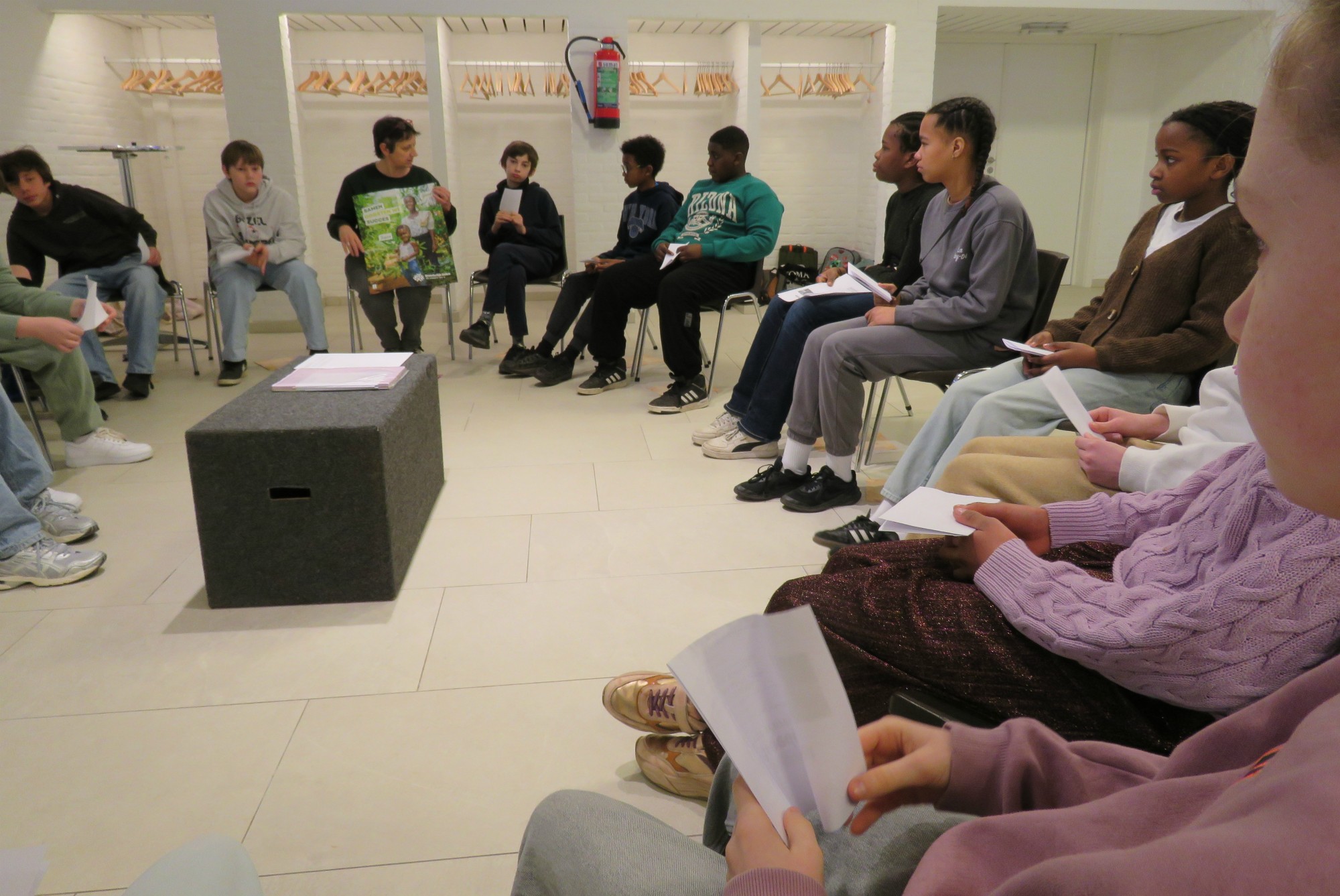 Catechesemoment 5 - Er wordt gewerkt rondom Broederlijk Delen, en de ouders stromen binnen