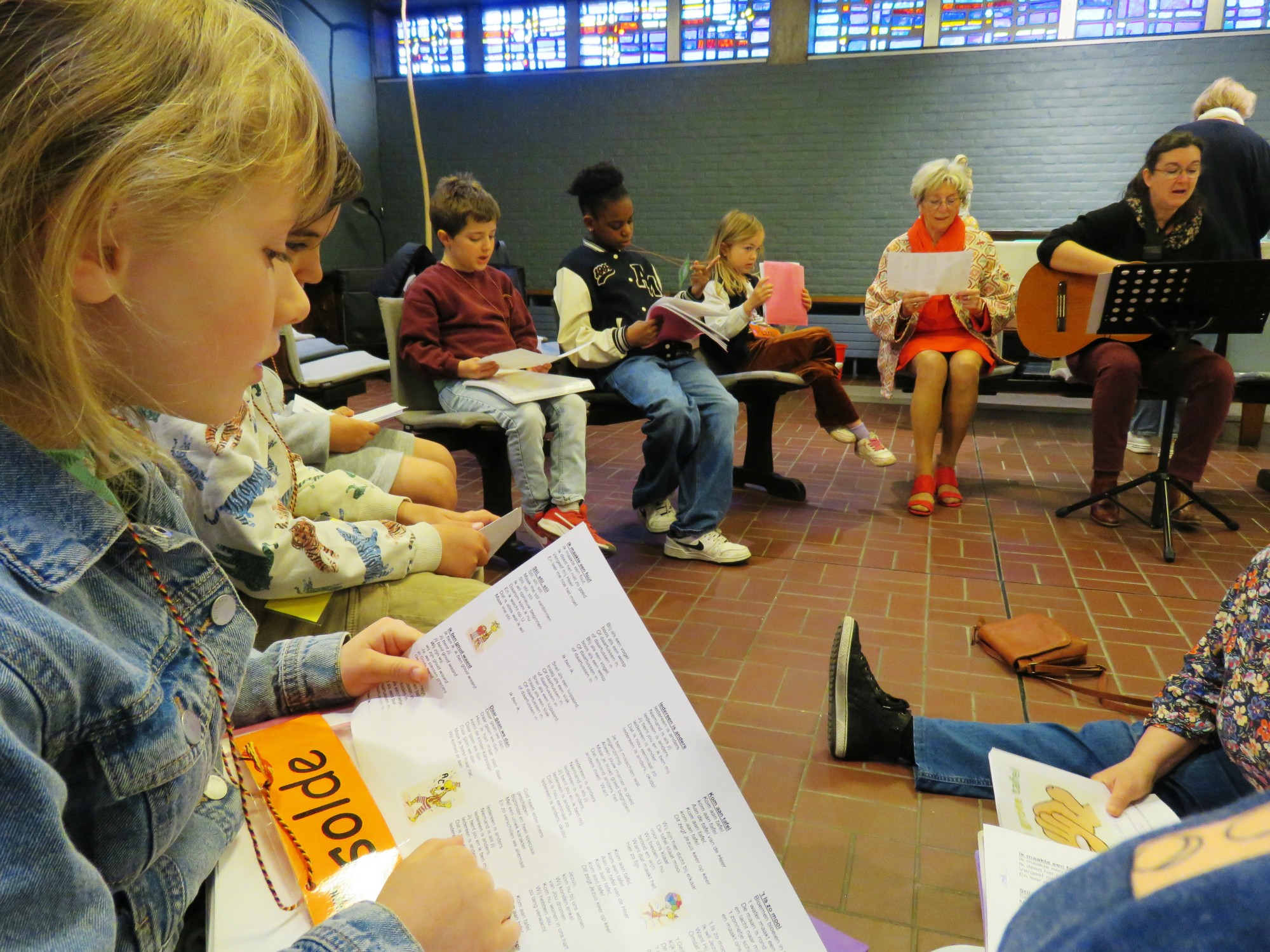 Catechesemoment 5 - Tijd om de liedjes nog eens goed te oefenen met juf Marianne