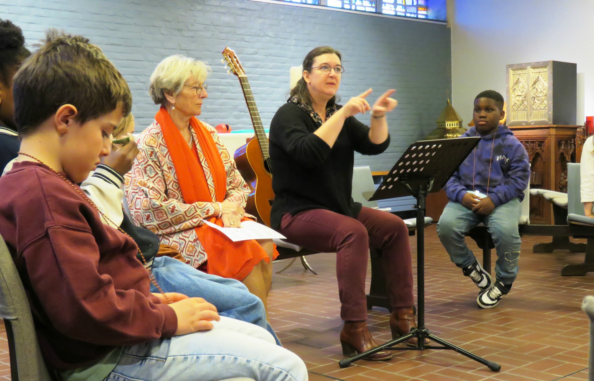 Catechesemoment 5 - Tijd om de liedjes nog eens goed te oefenen met juf Marianne