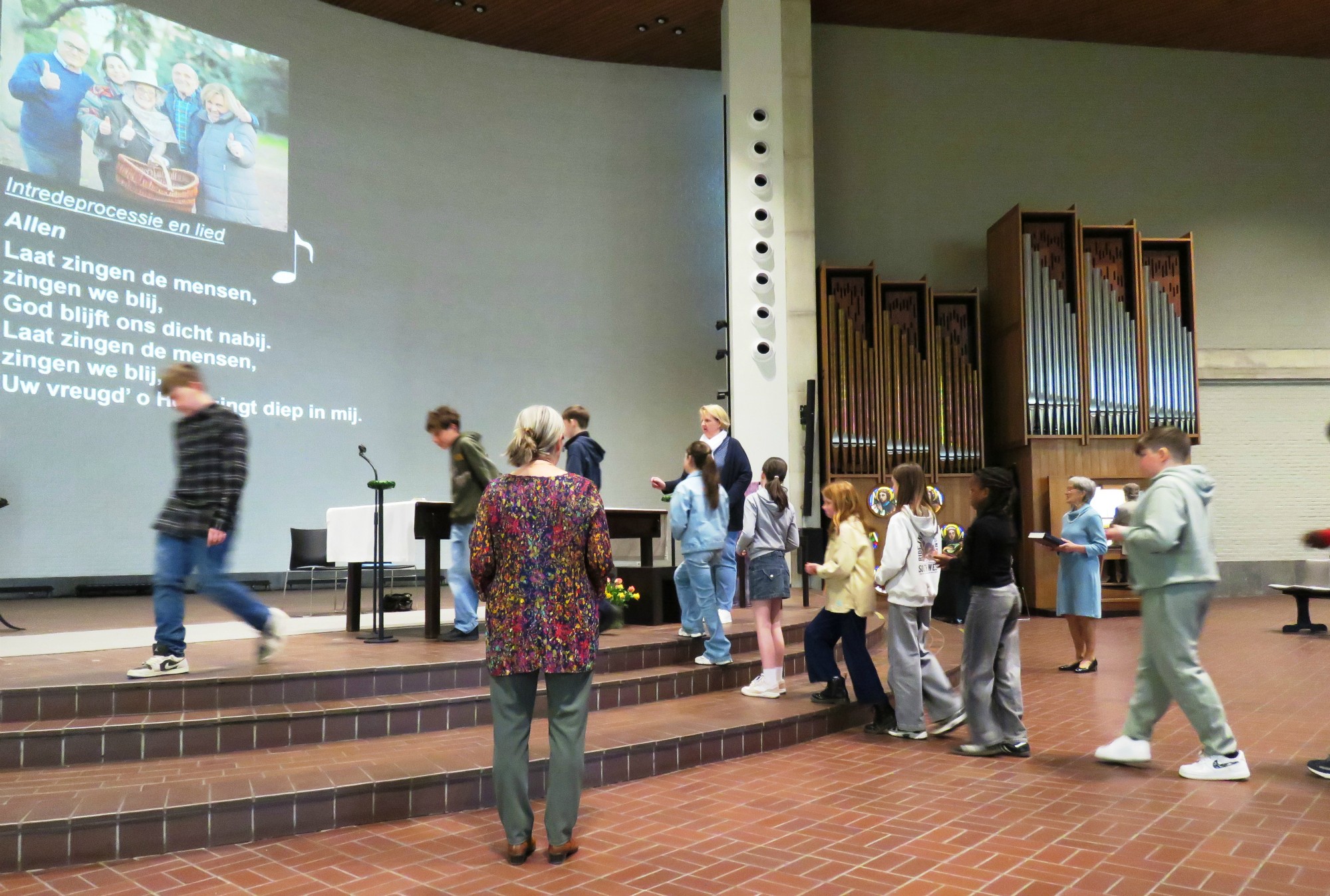 Wegwijzerviering - De stenen worden op het altaar gelegd - Sint-Anna-ten-Drieënkerk, Antwerpen Linkeroever