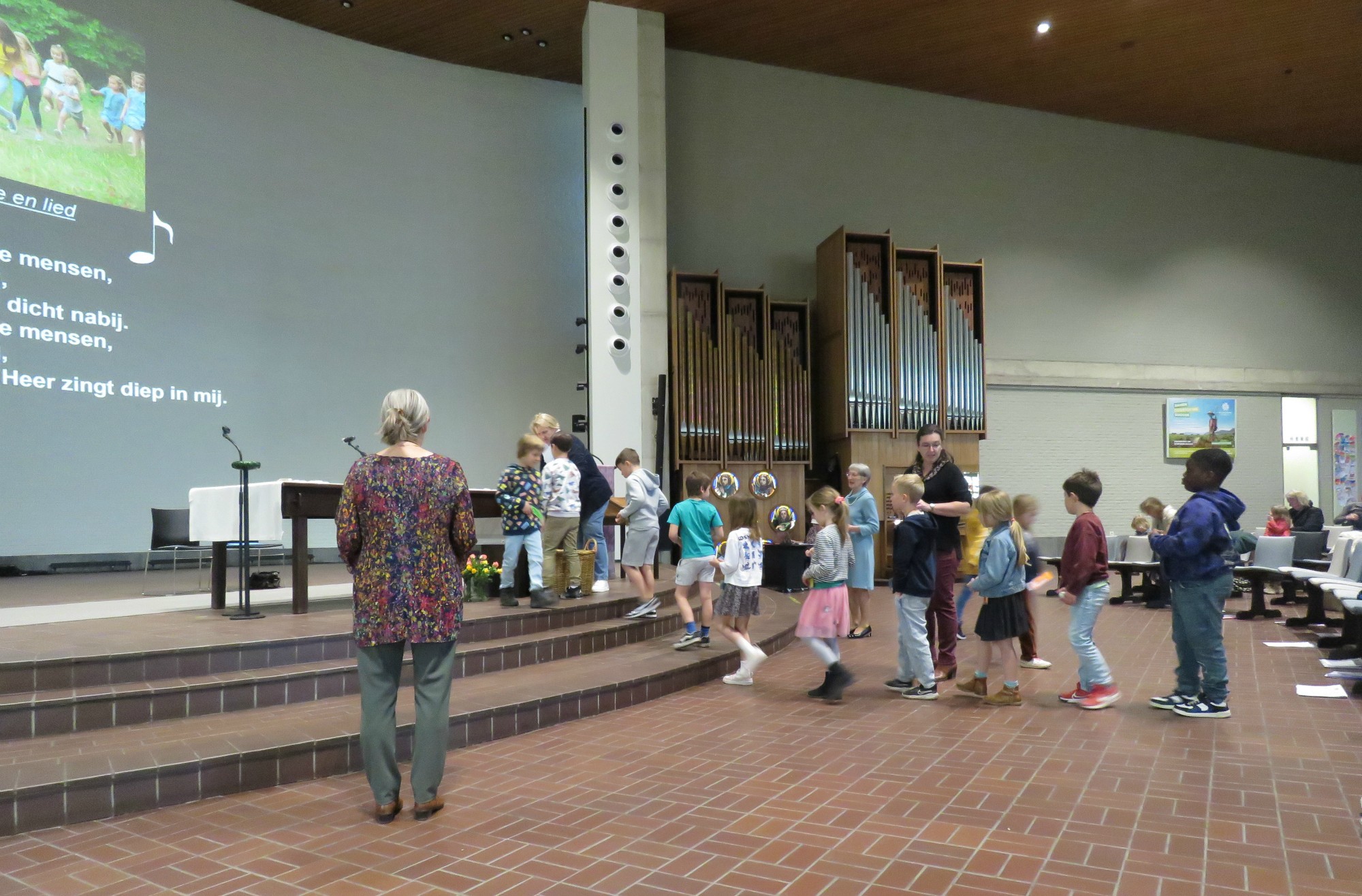 Wegwijzerviering - De stenen worden op het altaar gelegd - Sint-Anna-ten-Drieënkerk, Antwerpen Linkeroever