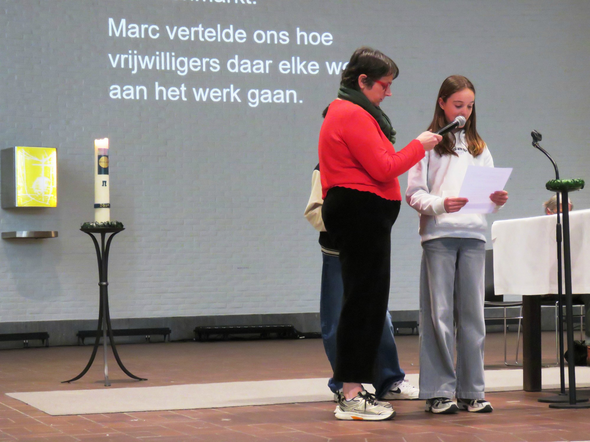 Wegwijzerviering - Welkom door een vormeling en eerste communicant - Sint-Anna-ten-Drieënkerk, Antwerpen Linkeroever