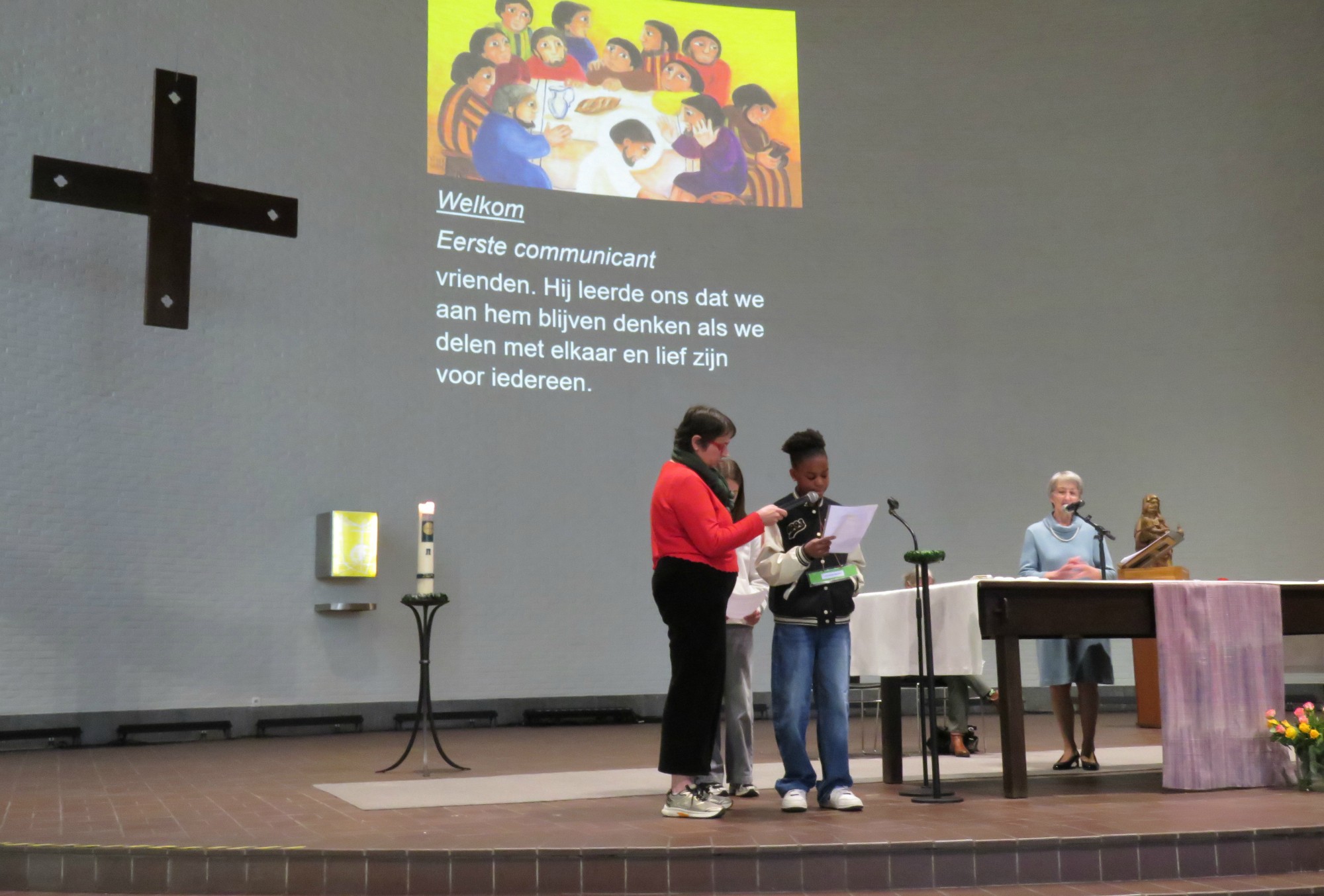 Wegwijzerviering - Welkom door een vormeling en eerste communicant - Sint-Anna-ten-Drieënkerk, Antwerpen Linkeroever