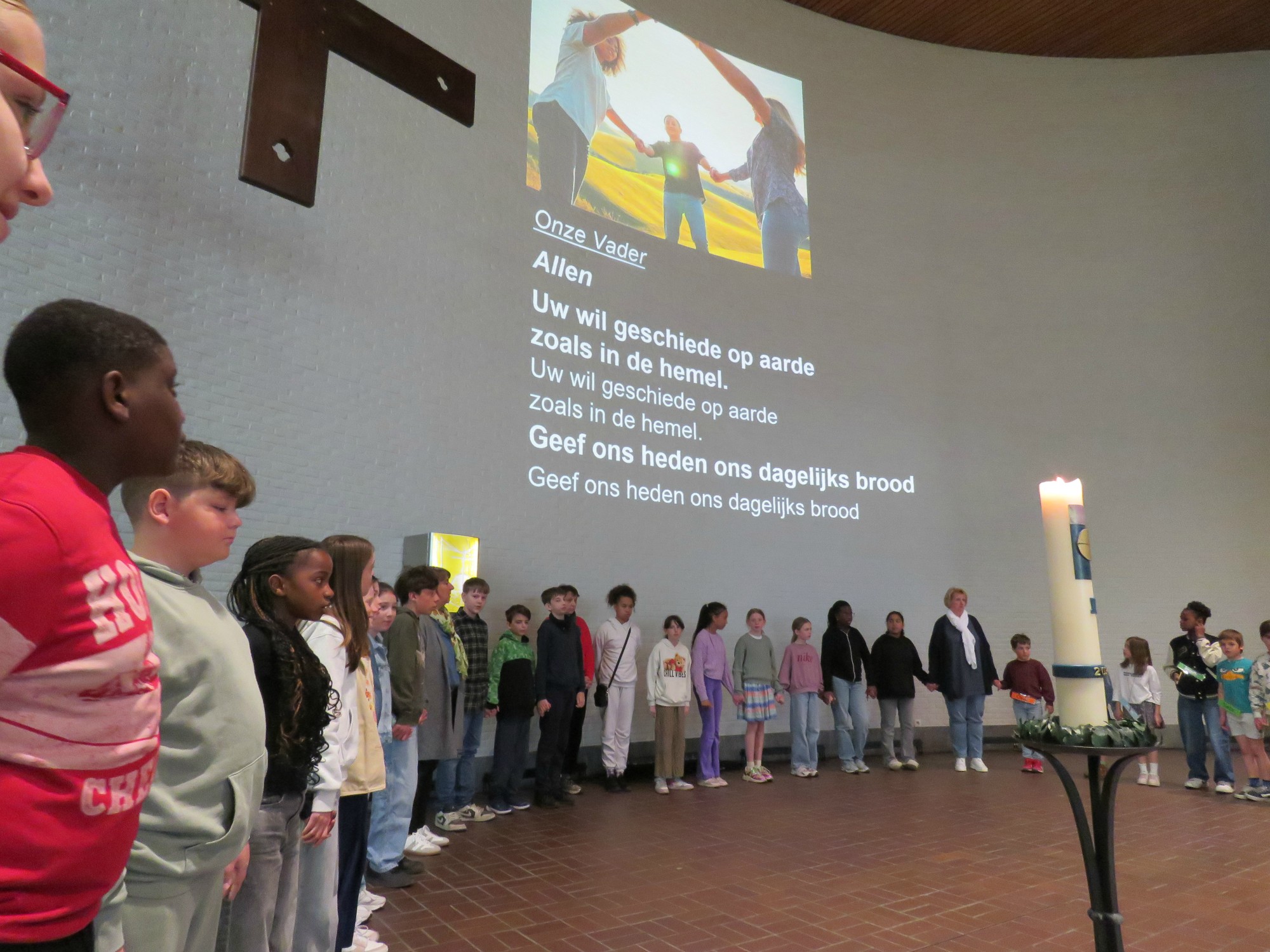 Wegwijzerviering - Het Onze Vader in een grote kring rondom het altaar