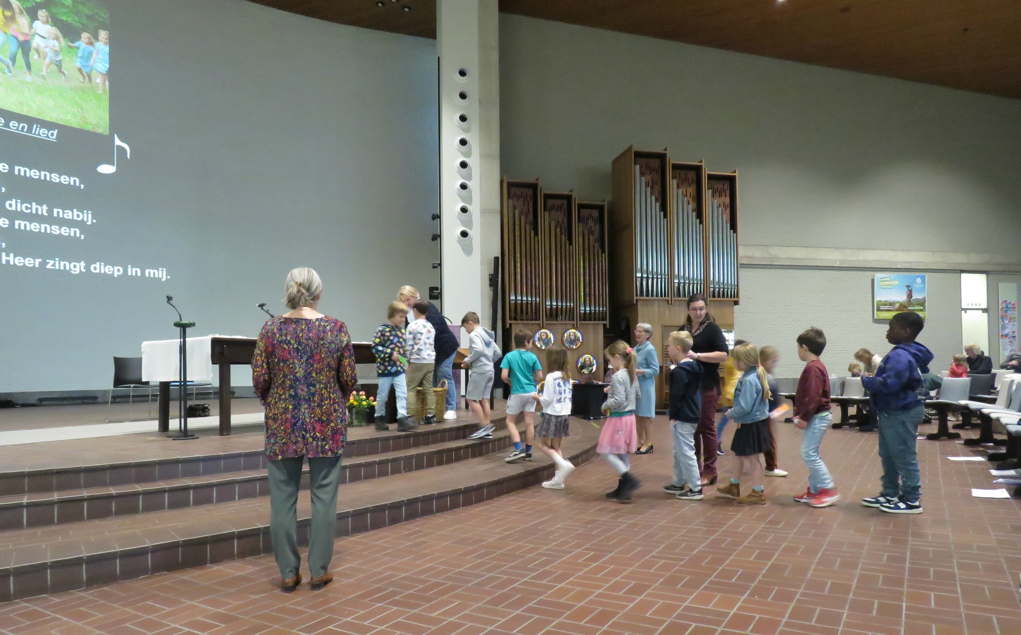 Wegwijzerviering - De stenen worden op het altaar gelegd - Sint-Anna-ten-Drieënkerk, Antwerpen Linkeroever