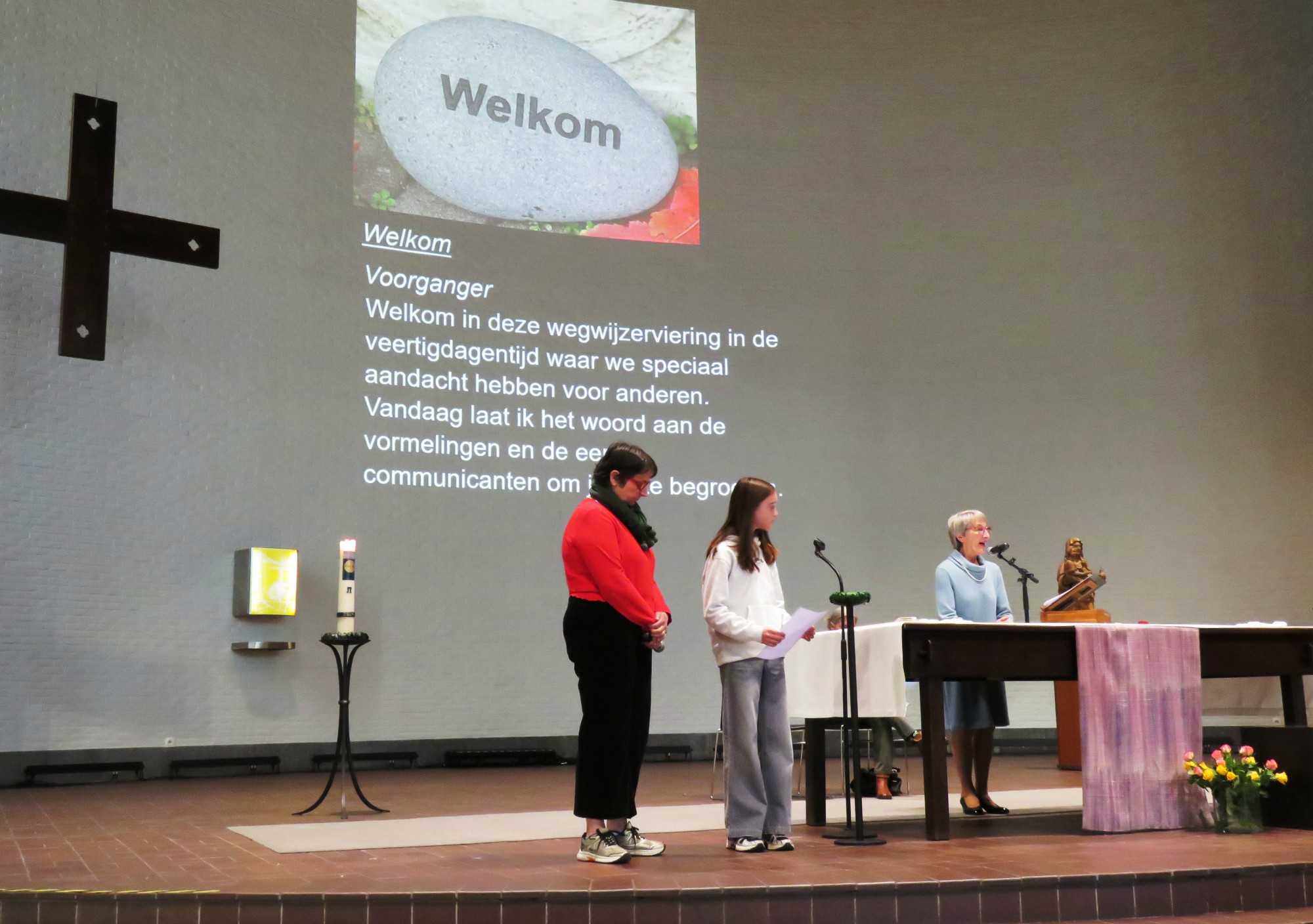 Wegwijzerviering - Welkom door een vormeling en eerste communicant - Sint-Anna-ten-Drieënkerk, Antwerpen Linkeroever