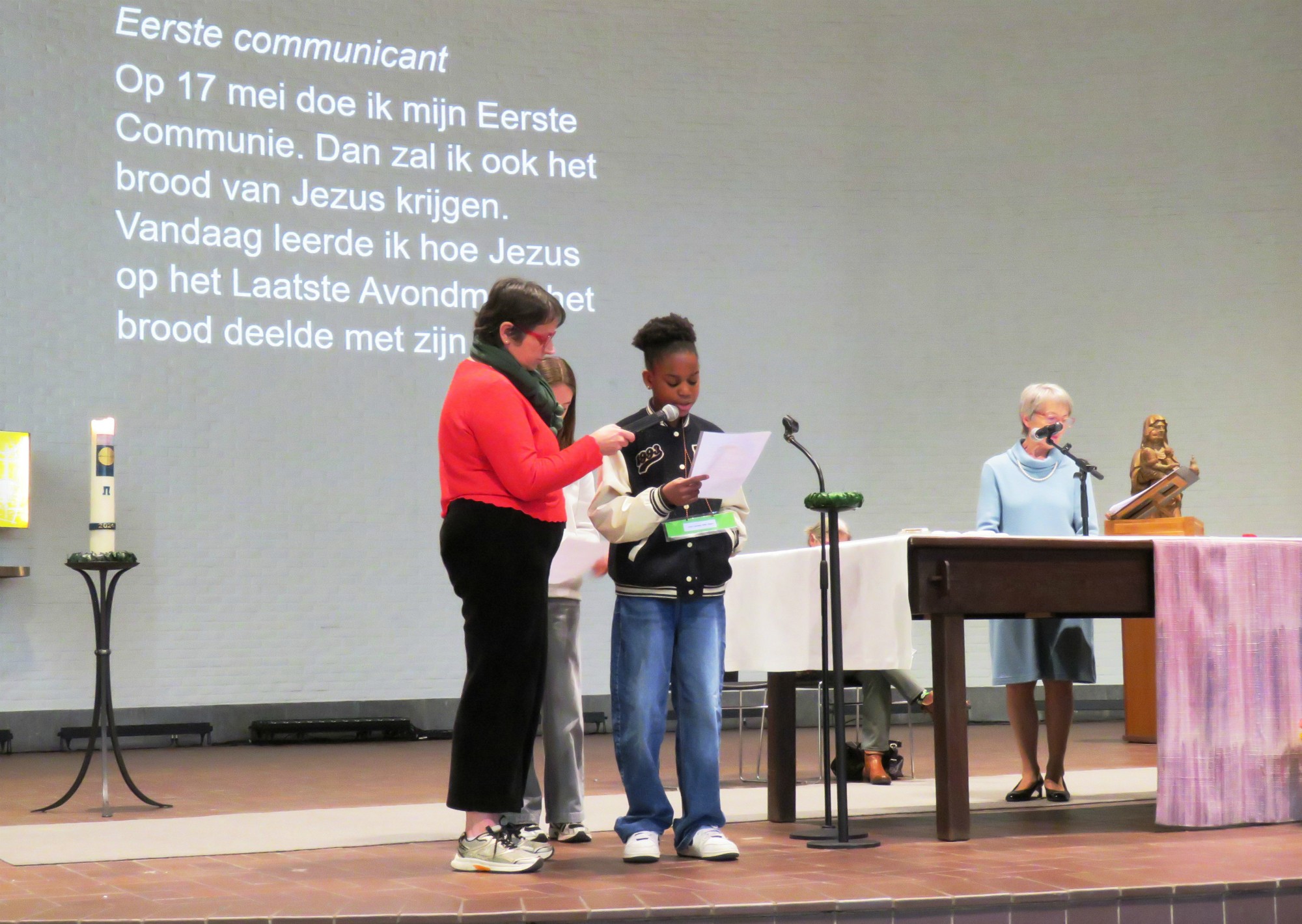 Wegwijzerviering - Welkom door een vormeling en eerste communicant - Sint-Anna-ten-Drieënkerk, Antwerpen Linkeroever