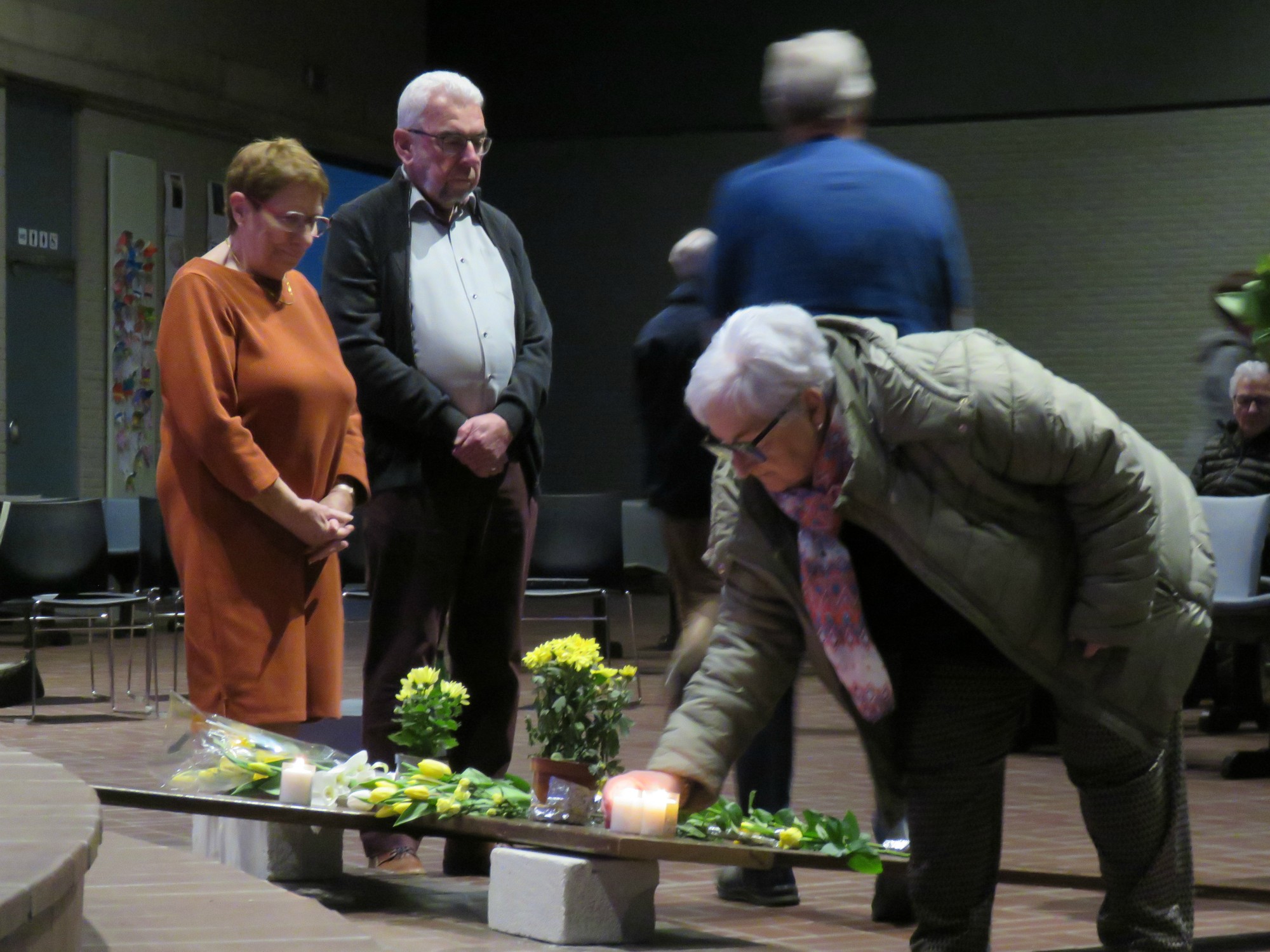 Goede Vrijdag - De kruishulde met een bloem of een kaarsje