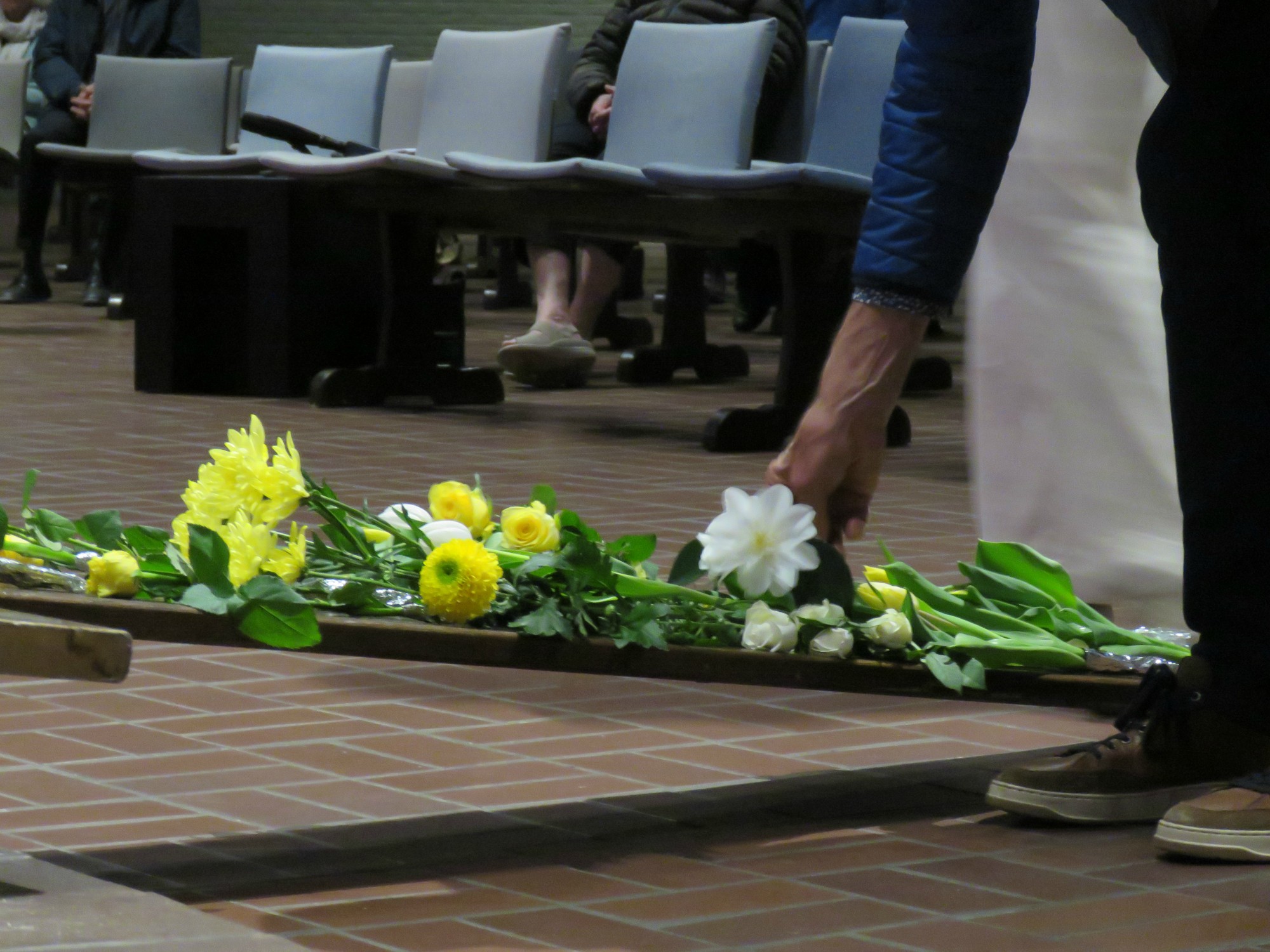 Goede Vrijdag - De kruishulde met een bloem of een kaarsje