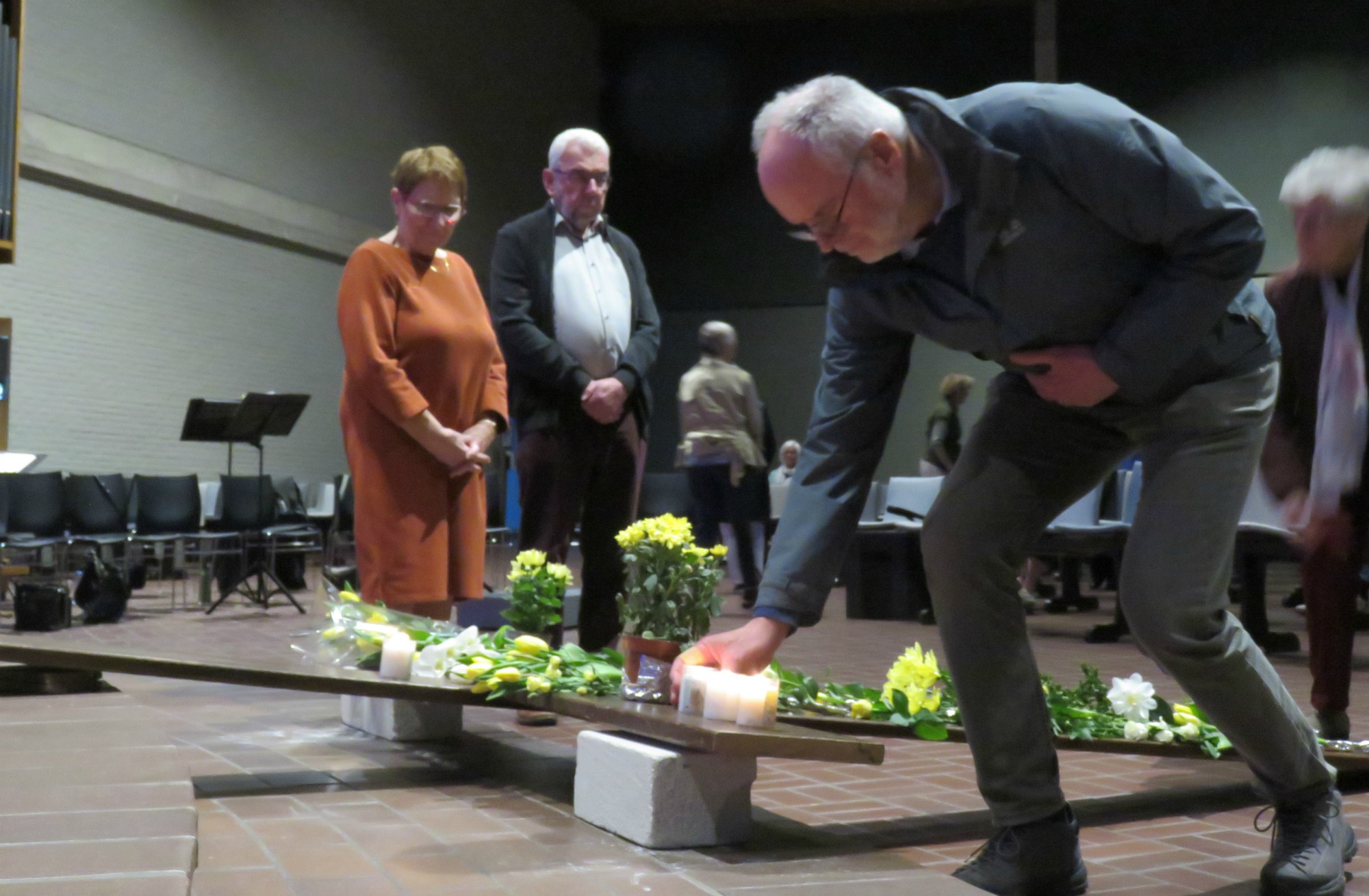 Goede Vrijdag - De kruishulde met een bloem of een kaarsje