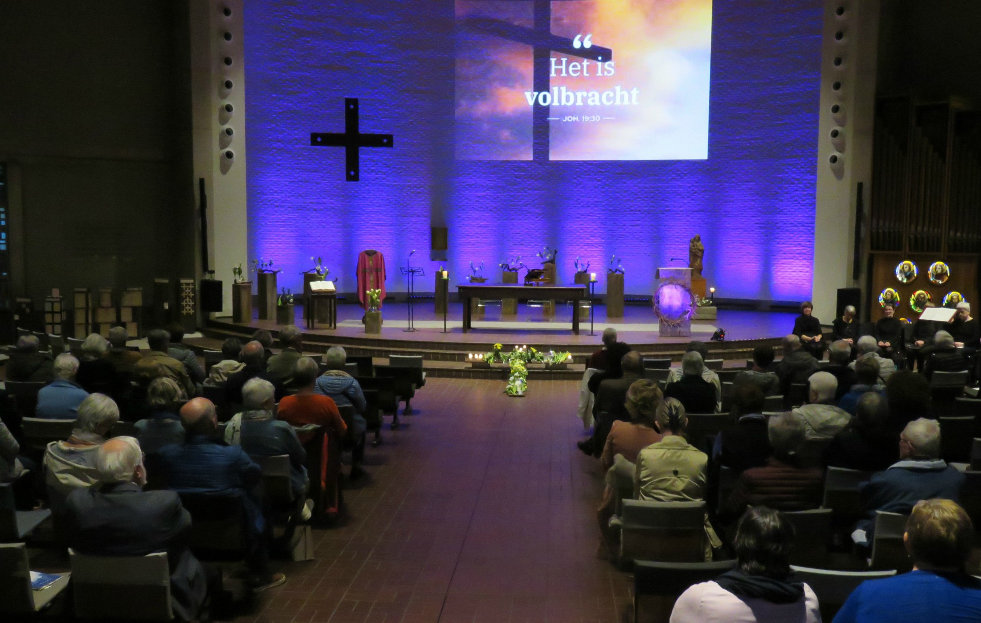 Goede Vrijdag - Het bleef nog lang opvallend stil in de kerk