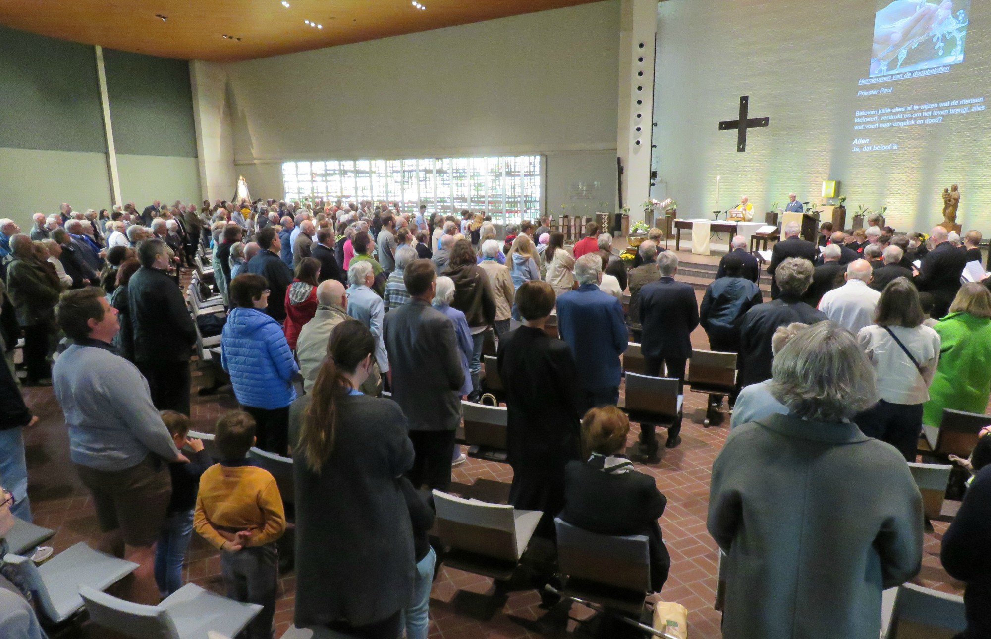 Paasviering - Zegening na hernieuwing doopbeloften door priester Paul Scheelen