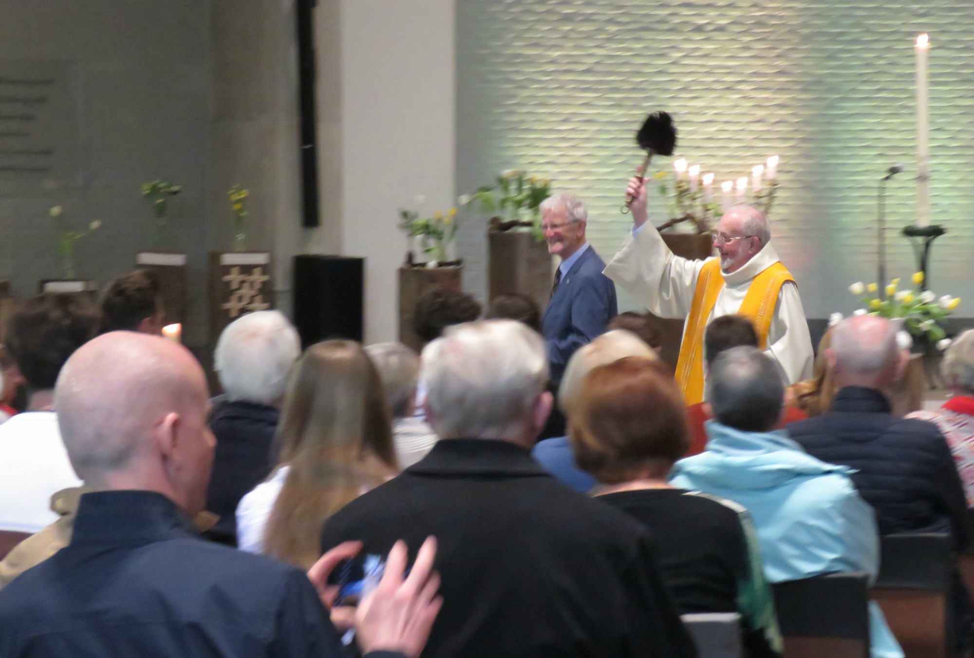 Paasviering - Zegening na hernieuwing doopbeloften door priester Paul Scheelen