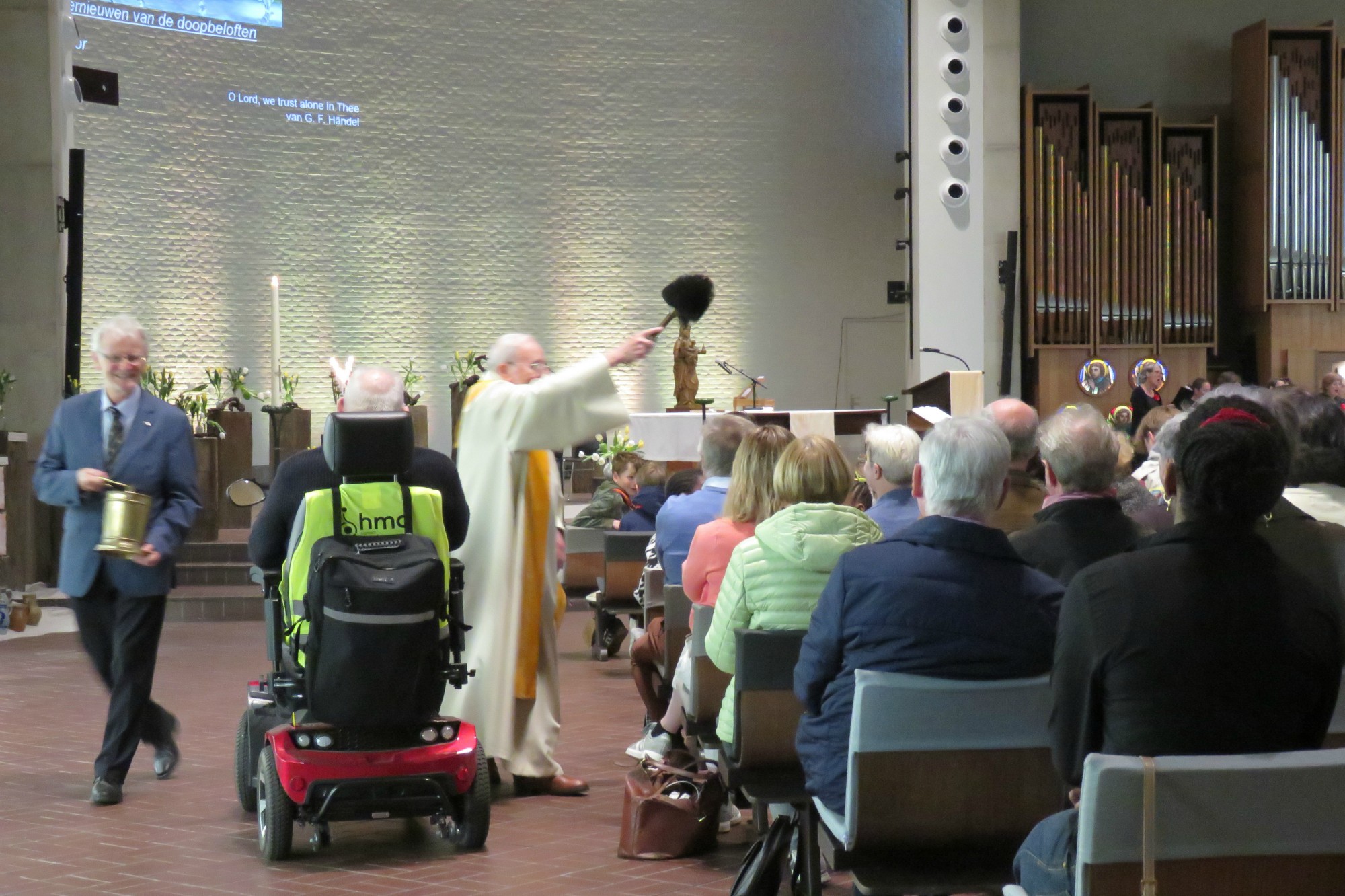 Paasviering - Zegening na hernieuwing doopbeloften door priester Paul Scheelen