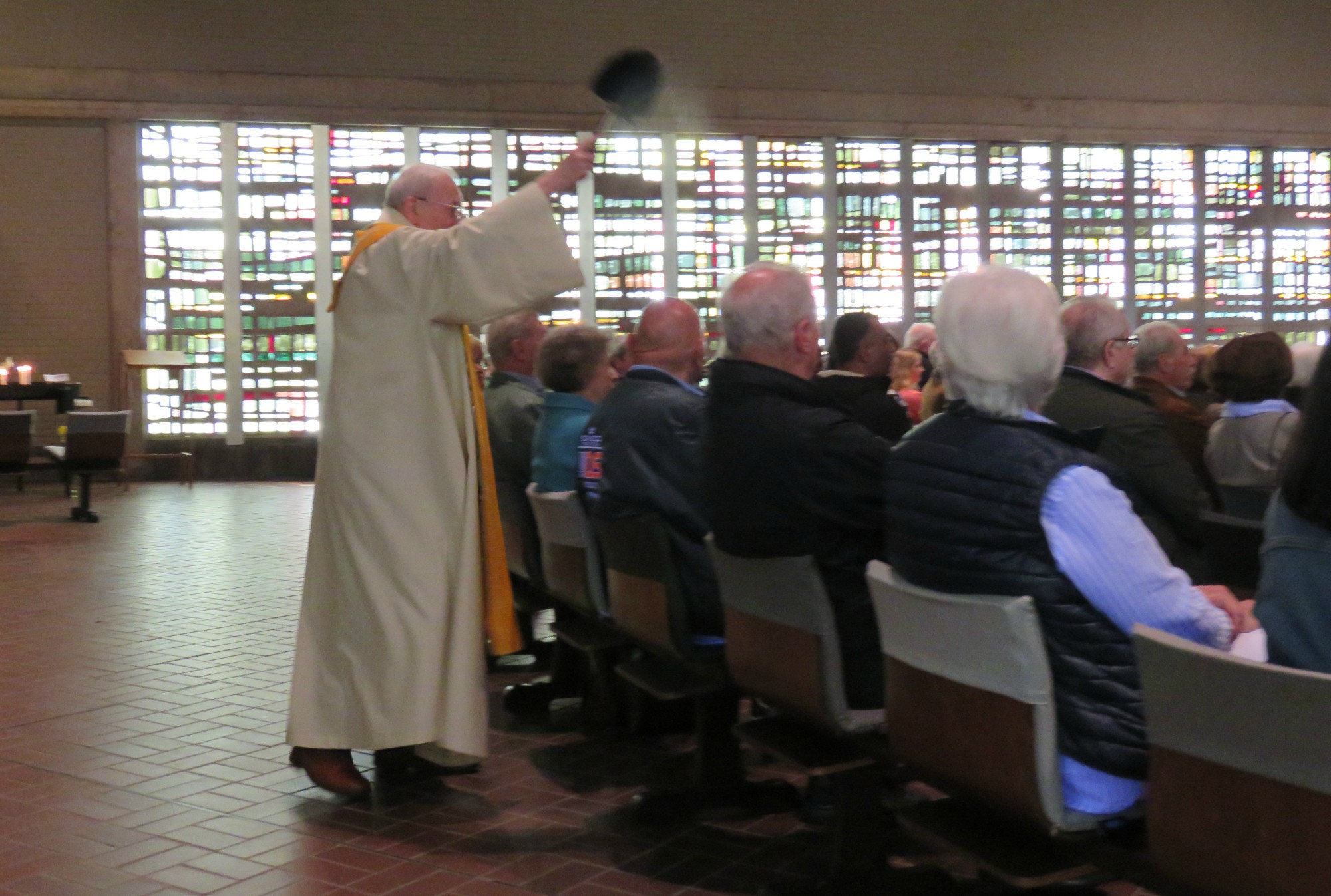 Paasviering - Zegening na hernieuwing doopbeloften door priester Paul Scheelen