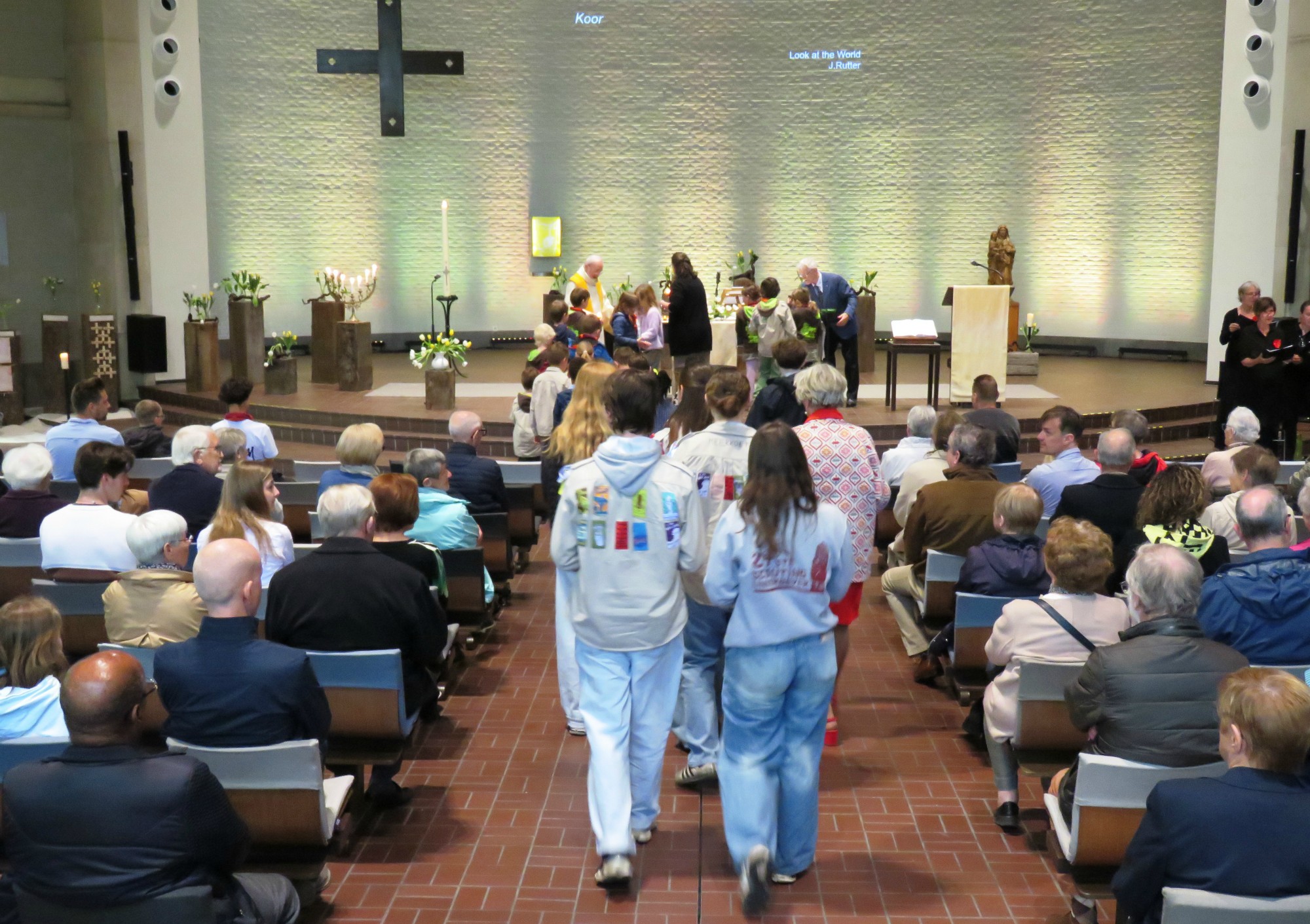 Paasviering - Aanbrengen van de gaven door vele kinderen